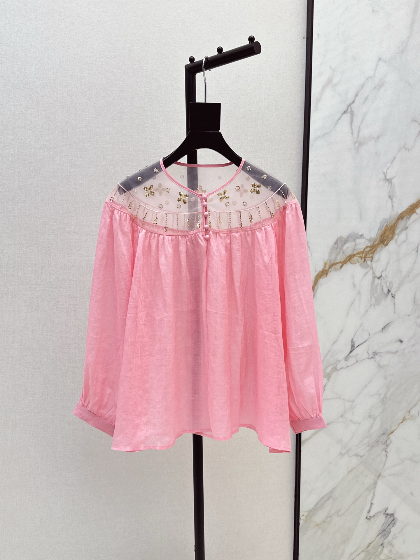 NO:414649,Fashionable design 25Ss————The latest spring and summer spliced ​​Organya design one-length top. The real thing is super beautiful. The upper body is particularly amazing. The spliced ​​Organya perspective design + beading craftsmanship is very eye-catching. It lengthens the overall body proportions and shows a high visual sense. It specializes in daily shopping or vacation photography. Two colors are available for sale in stock. Alexander wang19860909时髦设计 25Ss————春夏最新款拼接欧根纱设计一字领上衣 实物超好看 上身特别惊艳 拼接欧根纱透视设计+钉珠工艺很吸睛 拉长整个身材比例感 很显高的视觉感 日常逛街或者度假拍照特别出片 两色现货发售sml,,alexander wang,Women's clothing