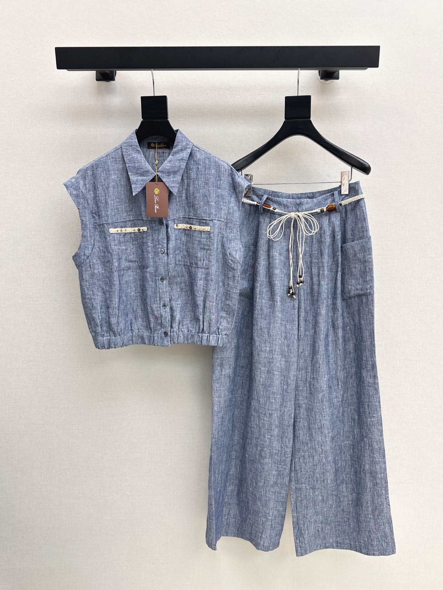 NO:414643,420L 25Ss————The latest vest suit for spring and summer, stand-up collar vest jacket wide-leg pants, top body looks slim and tall, gentle and elegant without losing the aura, exquisite déjà vest style makes people look slim and not picky. One set is available in stock. SML, loro piana, jackets & coats, alexander wang19860909420L 25Ss————春夏最新款马甲套装 立领马甲外套阔腿裤 上身显瘦又高挑 不失气场的温柔优雅感 精致既视感版型显瘦不挑人 一套出 一色现货发售sml,,loro piana,jackets & coats,alexander wang,Women's clothing