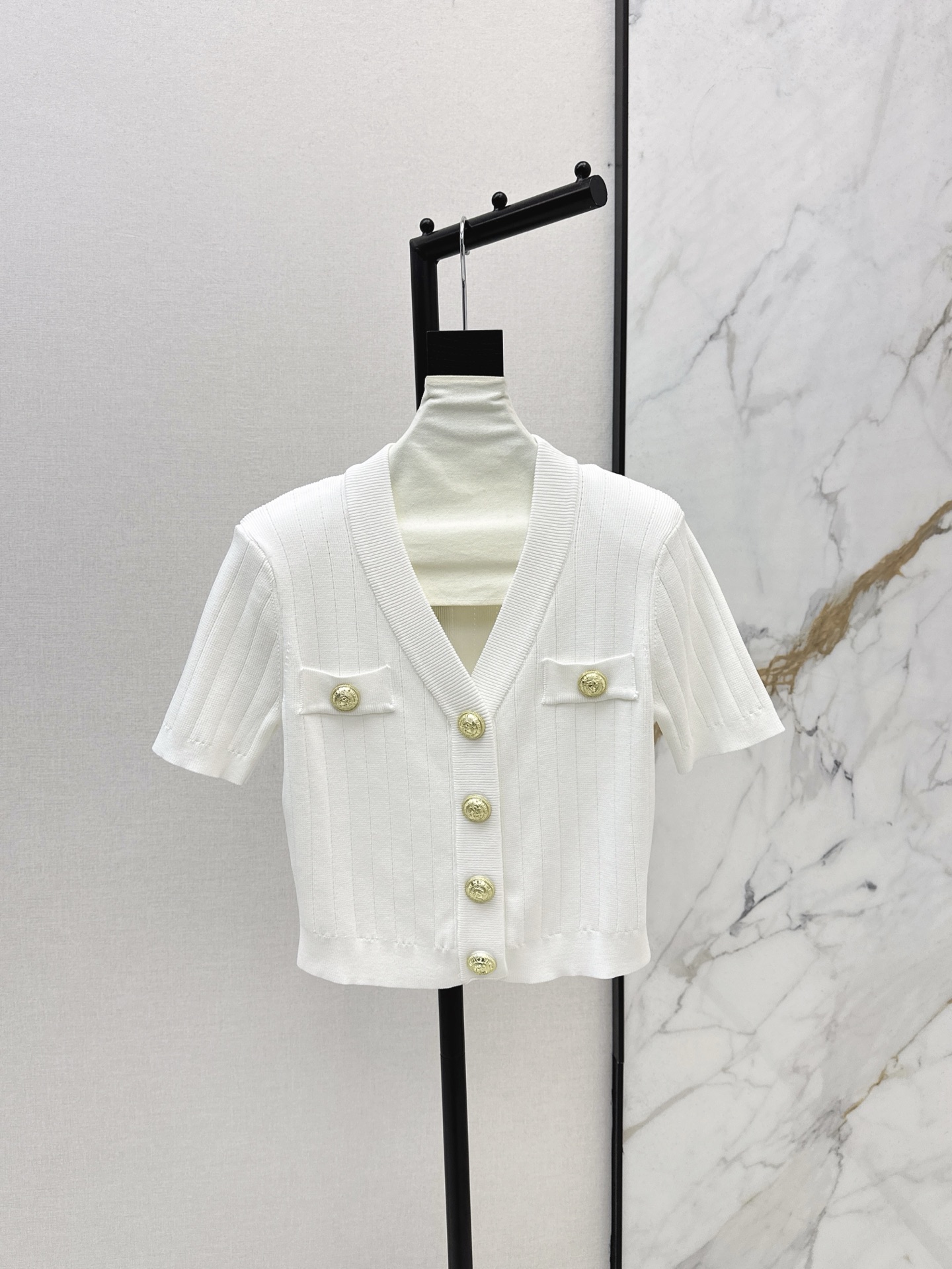 NO:414624,Exclusive first release Bal 25Ss———The latest spring and summer style, the latest style, the short knitted tops, yb developed heavy knitted fabrics, heavy high-end~~ Get the special value of the hand, becomes a fashion expert in one second, the iconic golden buttons have captured the crazy likes of many girls. Three-color spot sml, alexander wang19860909独家首发 Bal 25Ss———春夏最新款最新款氛围感短款针织上衣yb开发重磅针织面料 重磅高级～～拿到手特别有分量感的牛货 一秒变时尚达人 标志性金色纽扣俘获了很多少女的疯狂喜欢 三色现货发售sml,,alexander wang,Women's clothing