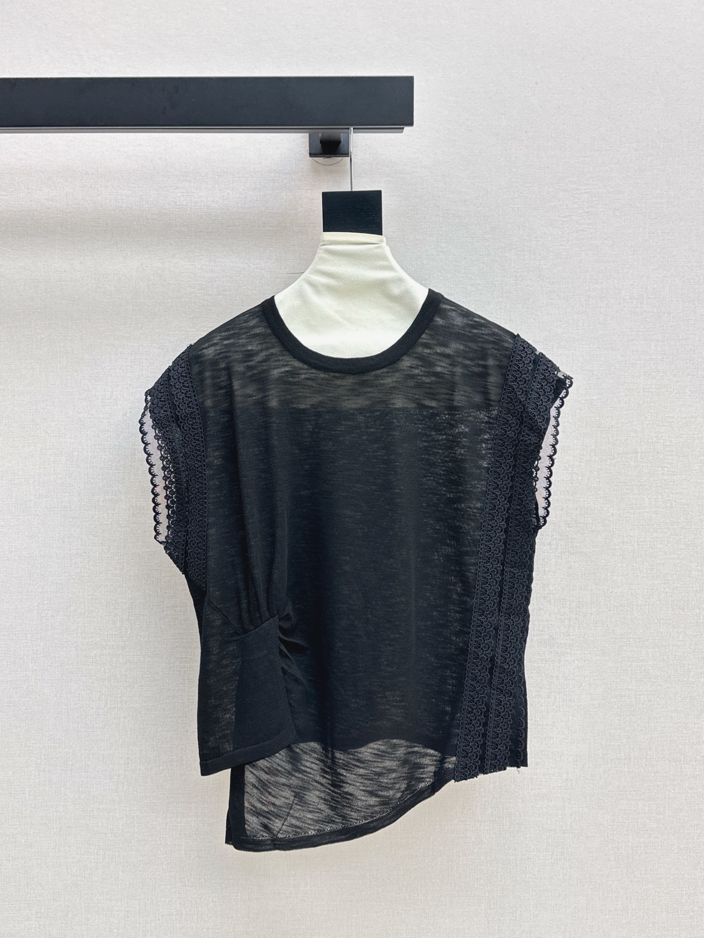 NO:414610,Exclusive model ~ Fashionable design 25Ss————The latest spring and summer spliced ​​lace sweater is full of fashion sense. Super easy to match. You can become a fashion expert whether you wear it alone or as an inner wear. Three-color spot sml, alexander wang19860909独家款～ 时髦设计 25Ss————春夏最新款拼接蕾丝针织衫时尚感爆棚 超好搭配 无论单穿还是当内搭都能成为时尚达人 三色现货发售sml,,alexander wang,Women's clothing