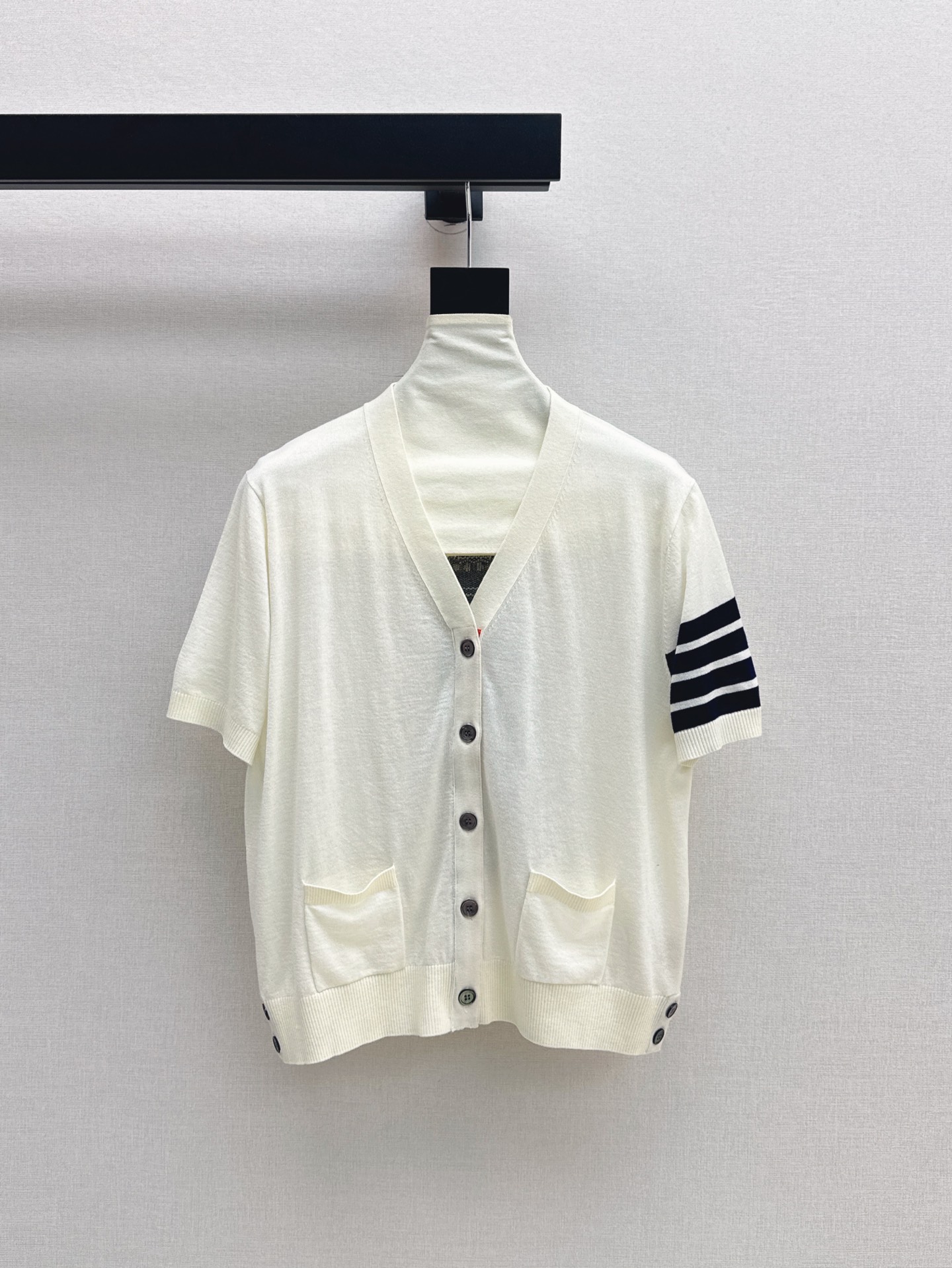 NO:414660,Exclusive model ~ TB 25Ss————The latest short-sleeved V-neck sweater in early spring, with a versatile temperament, with a contrasting color layering and high-end feeling. Paired with various jeans, half-group lazy and casual. Two-color spot-on sml, jeans, T-shirt, alexander wang19860909独家款～ TB 25Ss———早春最新款短袖V领针织衫百搭气质的设计感撞色叠穿高级感满满 搭配各种牛仔裤半群慵懒随性 两色现货发售sml,,jeans,T-shirt,alexander wang,Women's clothing