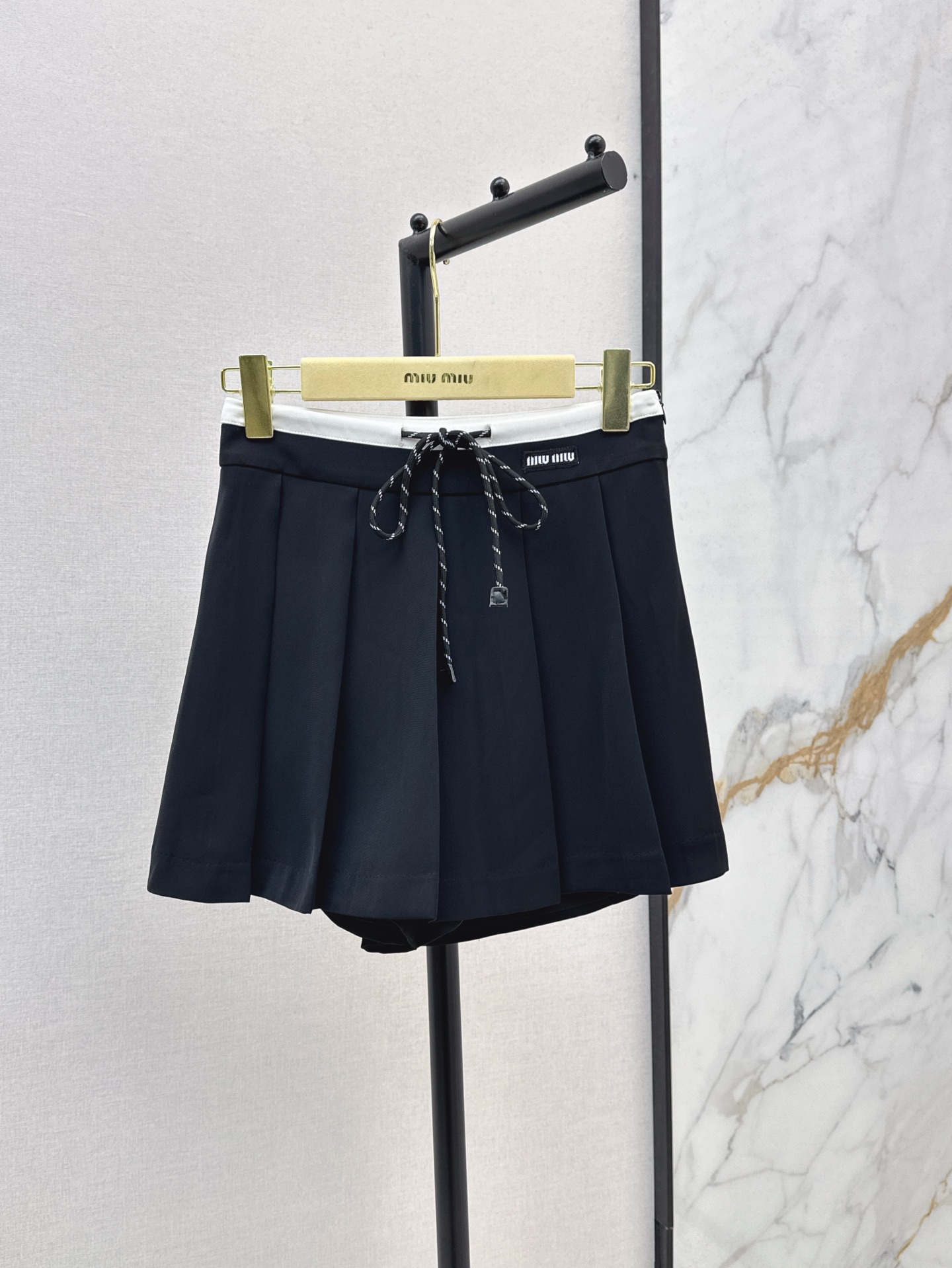 NO:415834,Miu 25Ss————The latest spring and summer contrasting high-waist pleated pants skirt, a must-have pants skirt for everyone, a contrasting color drawstring waist decoration, embroidered letter embellishment, girlish, sweet and spicy, can be matched with either a shirt or a T-shirt. One color is available for sale in stock,,miumiu, skirts,shirts,tees,t-shirt,alexander wang19860909Miu 25Ss————春夏最新款撞色高腰百褶裤裙 一条人手必备裤裙 腰部撞色抽绳腰装饰 刺绣字母点缀 少女感十足又甜又辣不管是衬衫还是T恤都能搭配 一色现货发售sml,,miumiu,skirts,shirts,tees，t-shirt,alexander wang,Women's clothing