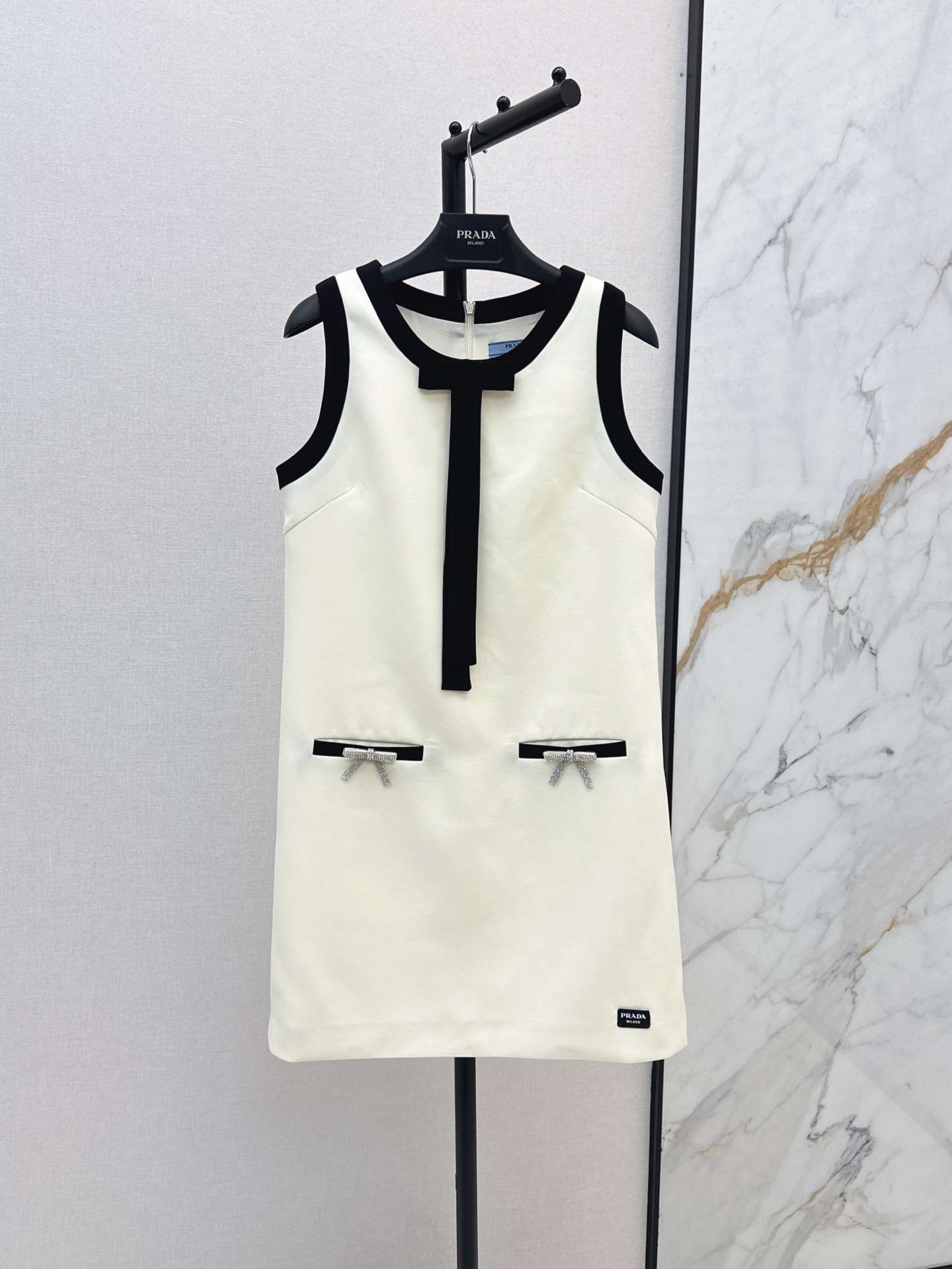 NO:415827,Miu 25Ss————The latest spring and summer black and white contrasting vest dress with contrasting color bow embellishment exquisite and atmospheric round neck sleeveless straight-tube style cut neat and slim, simple and advanced, slim and elegant upper body, clean and cold elegance immediately perfectly grasped, the style is cut in place, two colors are on sale in stock,,miumiu, skirts, alexander wang19860909Miu 25Ss————春夏最新款黑白撞色背心连衣裙 撞色蝴蝶结点缀 精致又大气 圆领无袖直筒版型剪裁 利落显瘦 简单又高级 上身显瘦又显气质 干净清冷的优雅感立刻完美拿捏 版型剪裁到位 两色现货发售sml,,miumiu,skirts,alexander wang,Women's clothing