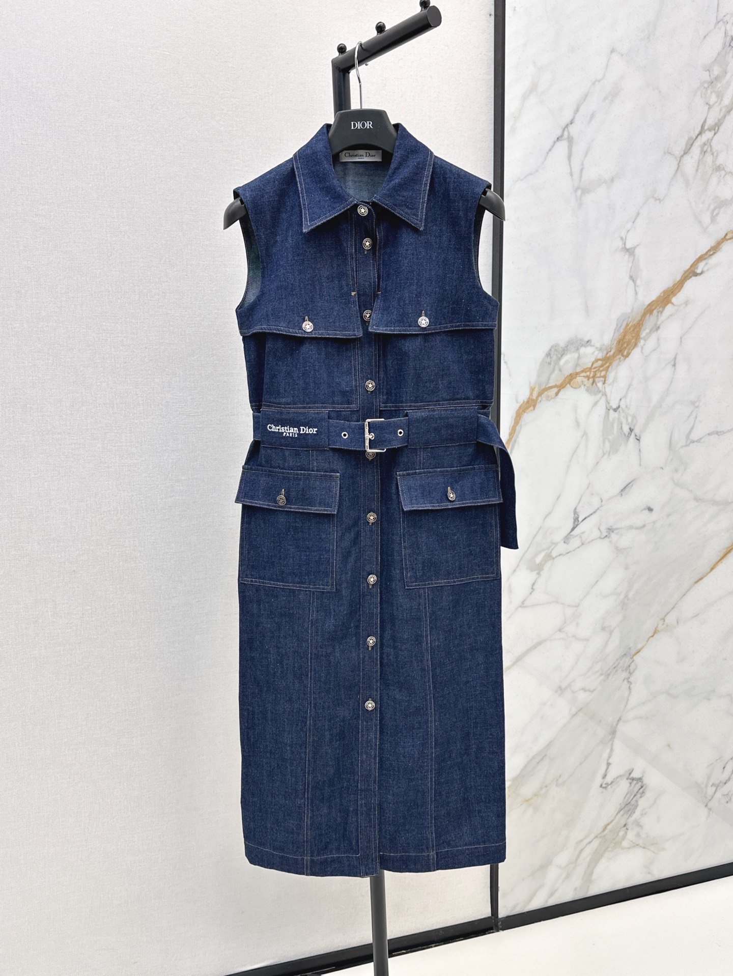 NO:415820,CD 25Ss————The latest lapel sleeveless denim dress in spring and summer. High-end fabric heavy-work washing process. Natural tailoring and waist-closing design to modify body proportions. The feeling of a casual heroine. The upper body is super elegant. It is equipped with a cloth logo belt to tighten the waist. A super invincible model that makes you look taller and thin. Double pocket custom hardware accessories. Daily casual. Simple and high-end and not picky. One-size-fitting sml, skirts, alexander wang.19860909CD 25Ss————春夏最新款翻领无袖牛仔连衣裙 高级面料重工洗水工艺 自然剪裁收腰设计修饰身材比例 随性大女主的感觉 上身超级显气质 配有本布logo腰带收腰 超级无敌显高显瘦的一款 双口袋定制五金配件 日常休闲 简约高级不挑人 一色现货发售sml,,skirts,alexander wang,Women's clothing