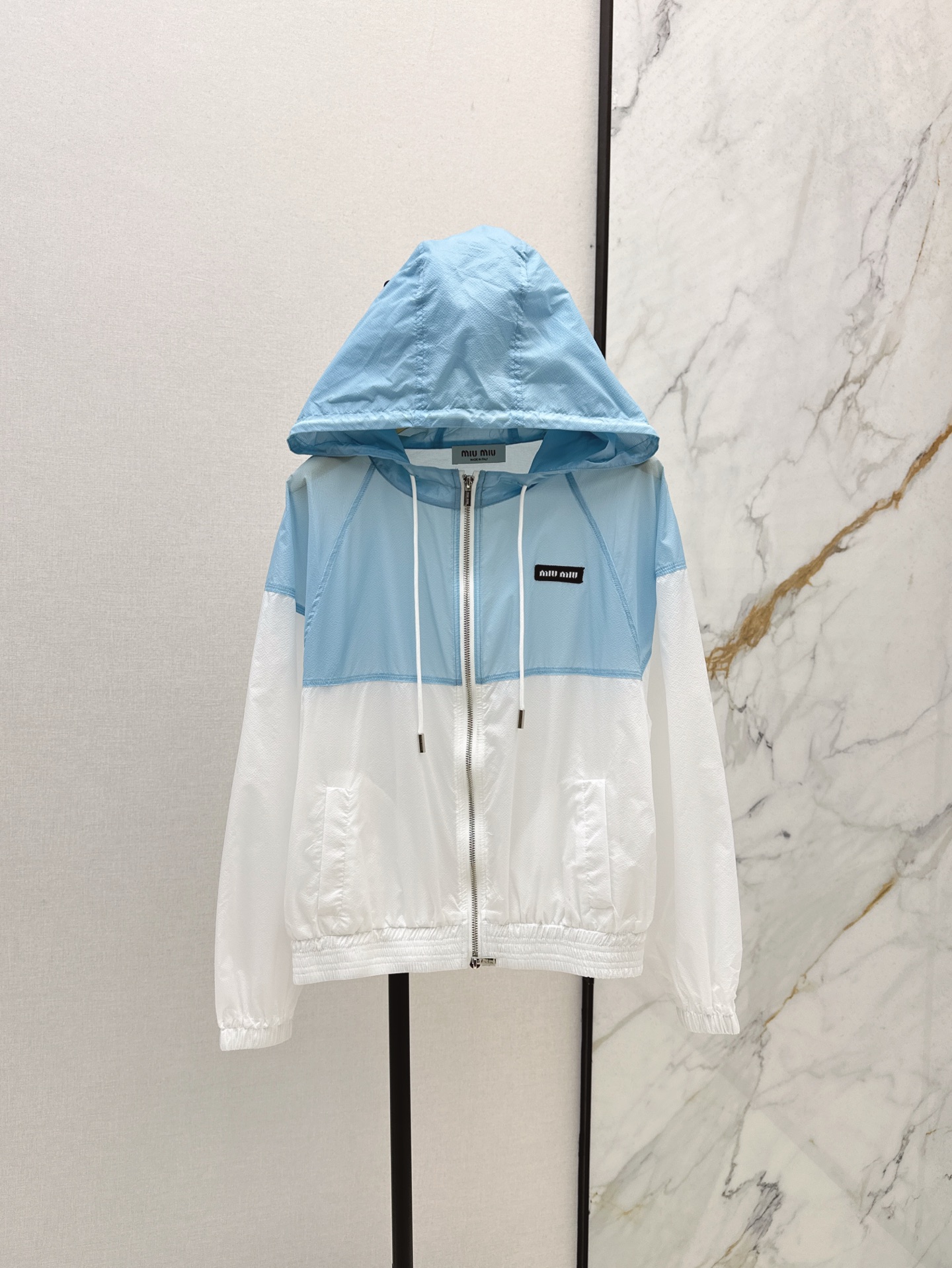 NO:415813,Miu 25Ss————The latest color-blocked hooded sunscreen jacket in spring and summer. Classic brand logo embellishment. Simple and fashionable. The style is centered on classic wear. The fabric is super nasty. It is easy to match. The inner T-shirt and suspender sweatpants are all available. The loose style is not picky about the figure at all. The versatile sunscreen items in summer are available in stock. SML, miumiu, jackets & coats,tees, t-shirt,hats,alexander wang19860909Miu 25Ss————春夏最新款拼色连帽防晒外套 经典的品牌Logo点缀 简约又时髦 版型以经典实穿为核心 面料超级奈斯 随性自然好搭配 内配T恤吊带运动裤都可 可塑性极高 宽松的版型 完全不挑身材 夏季百搭防晒单品一色现货发售sml,,miumiu,jackets & coats,tees，t-shirt,hats,alexander wang,Women's clothing