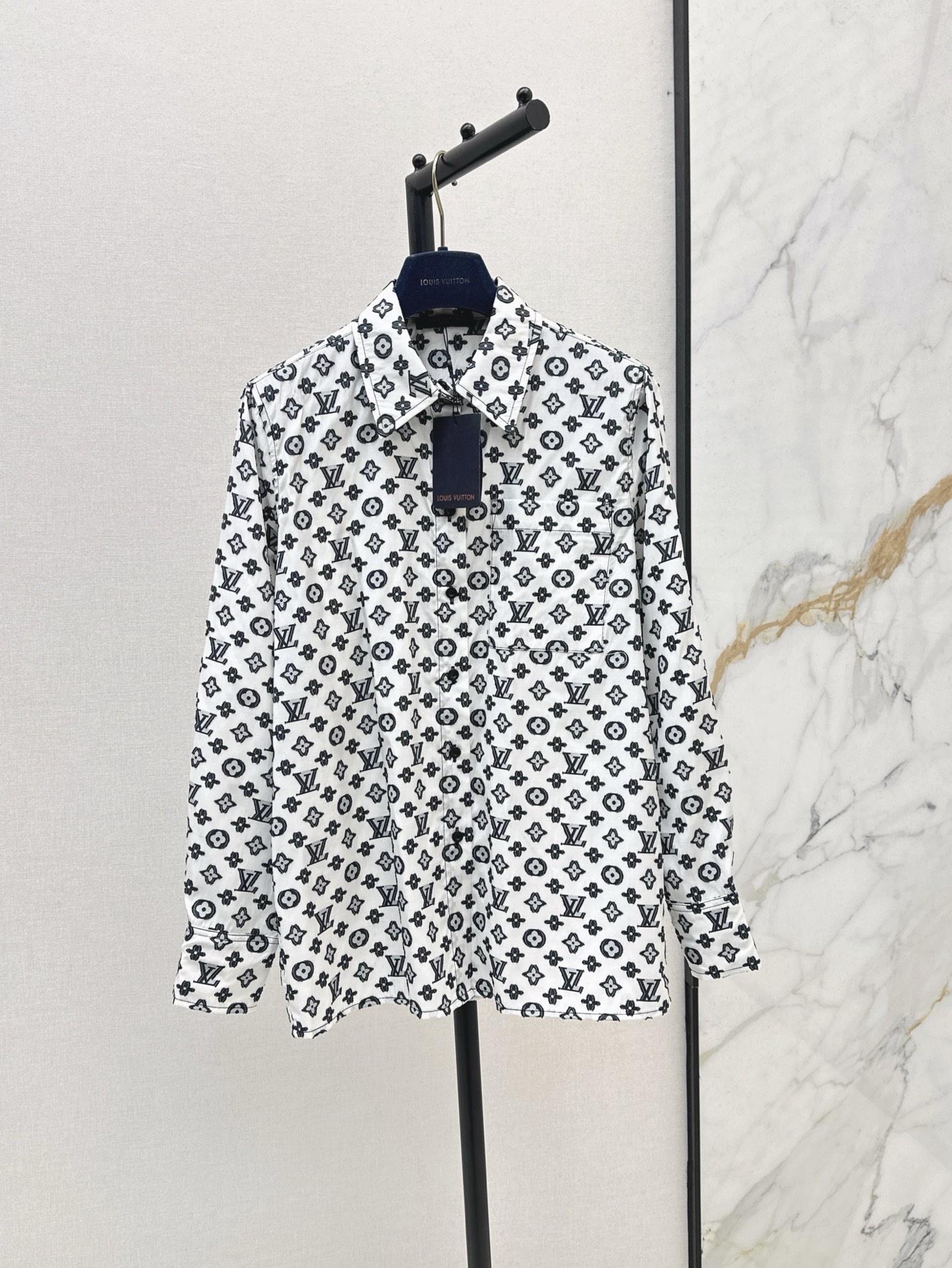 NO:415800,L Home 25Ss————The latest classic presbyterian shirt in spring and summer, handsome and retro and fashionable, small lapel design, loose and casual shirt style, can be worn as a jacket, customized black and white classic jacquard fabric, stylish, those who like presbyterians must not miss it, whatever match is very age-reducing and fashionable, the basic style is versatile and not picky, all colors are available for sale in stock,, louis vuitton, jackets & coats,shirts,alexander wang19860909L家 25Ss————春夏最新款经典老花衬衫 帅气又复古时髦 小翻领设计 宽松随意的衬衣版型 可以当外套穿哦 定制黑白经典提花面料 挻括有型 喜欢老花的一定不要错过 随便搭配都很减龄时髦 基础版型百搭不挑人 一色现货发售sml,,louis vuitton,jackets & coats,shirts,alexander wang,Women's clothing