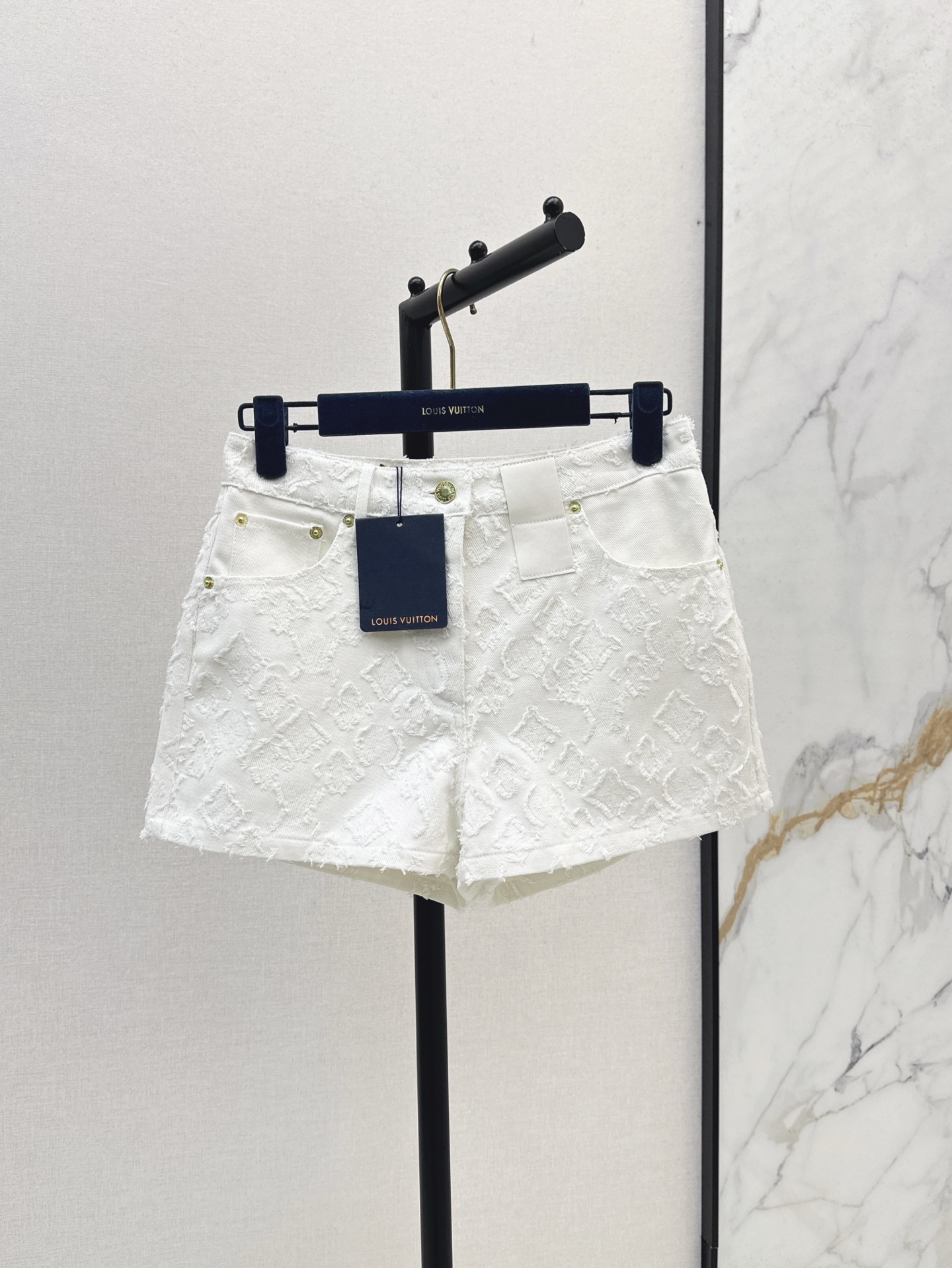 NO:415794,L Home 25Ss————The latest spring and summer presbyterian jacquard denim series. Round neck sleeveless jacket + shorts + skirt + vest dress + trousers. Classic presbyterian jacquard you are designing. Three-dimensional tailoring style, huge slim upper body, a sweet and cool retro style that is a must-have for fashionable and exquisite. Original custom hardware accessories. Imported denim fabric has a super texture. Cool girls must have items. One-color spot-on sml,,louis vuitton, skirts, shorts, jackets & coats,alexander wang19860909L家 25Ss————春夏最新款老花提花牛仔系列 圆领无袖外套+短裤+半身裙+背心连衣裙+长裤 经典老花提花你在设计 立体剪裁版型上身巨显瘦 时髦精必入的甜酷复古风百搭 原版定制五金配件 进口牛仔面料质感超赞 酷女孩必备单品 一色现货发售sml,,louis vuitton,skirts,shorts,jackets & coats,alexander wang,Women's clothing