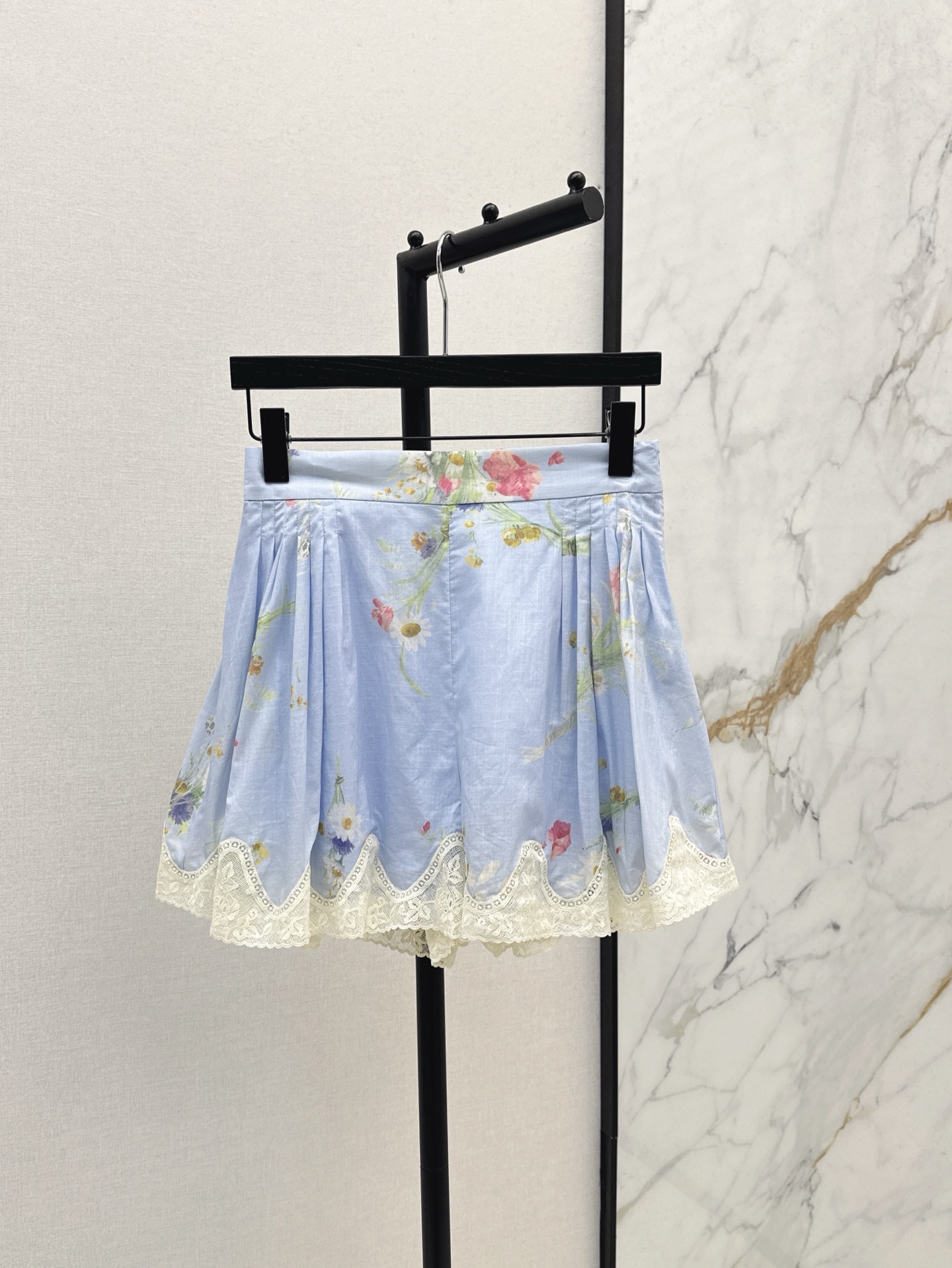 NO:415825,Zim 25Ss———The latest spring and summer vacation series set spliced ​​lace cape top + skirt pants Original custom heavy industry retro palace style age-reducing girlish style, beautiful upper body, fairy-like and elegant white and rich beauty essential items, one color spot on sale smlxl skirt pants, skirts, alexander wang19860909Zim 25Ss———春夏最新款度假系列套装拼接蕾丝斗篷上衣+裙裤 原版定制重工复古宫廷风减龄少女风 上身美的不要不要的 仙气优雅的白富美必备单品 一色现货发售smlxl 裙裤,,skirts,alexander wang,Women's clothing