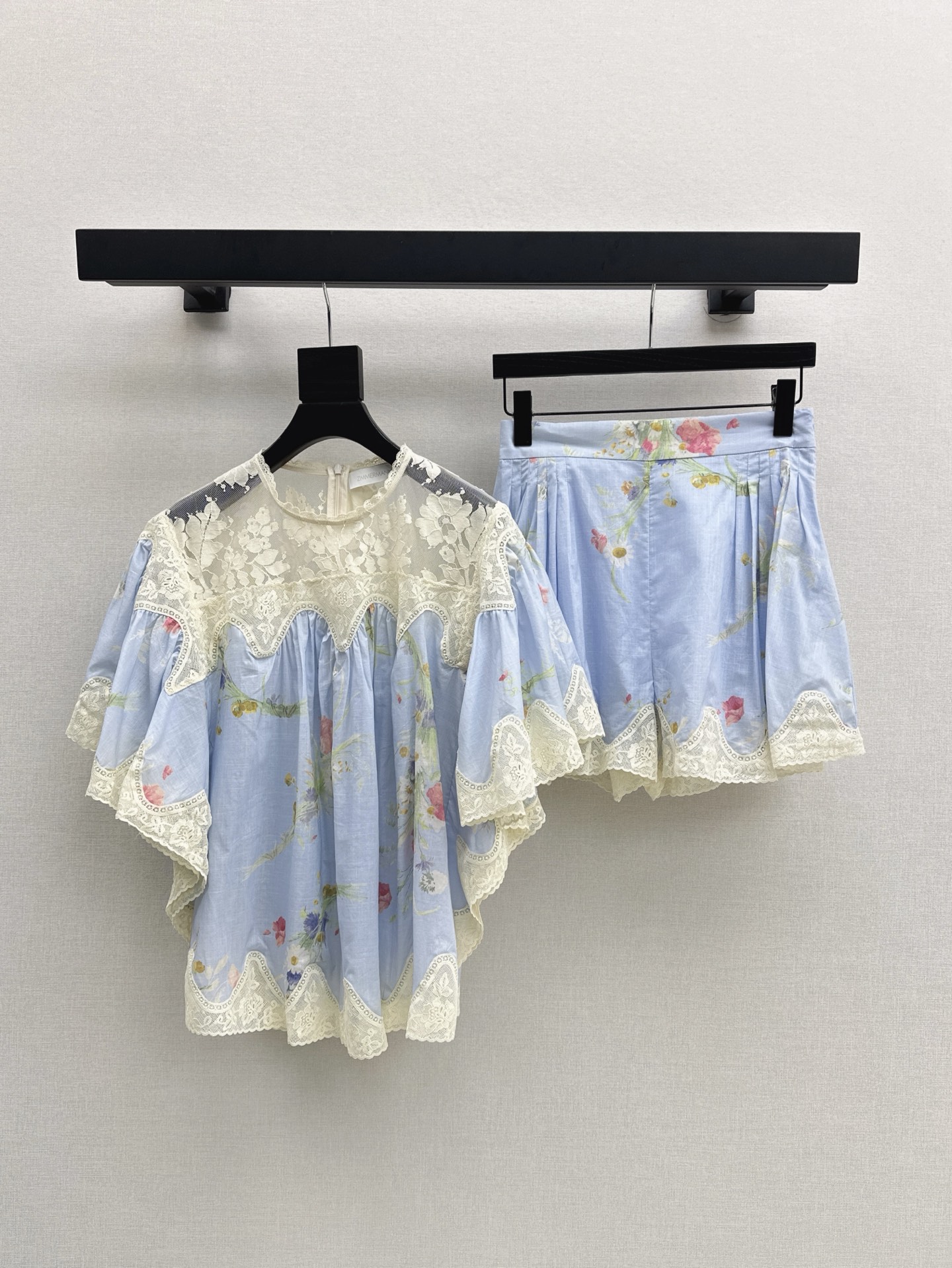 NO:415818,Zim 25Ss———The latest spring and summer vacation series set spliced ​​lace cape top + skirt pants Original custom heavy industry retro palace style age-reducing girlish style, beautiful upper body, fairy-like and elegant white and rich beauty essential items, one-color spot-on smlxl top, skirts, alexander wang19860909Zim 25Ss———春夏最新款度假系列套装拼接蕾丝斗篷上衣+裙裤 原版定制重工复古宫廷风减龄少女风 上身美的不要不要的 仙气优雅的白富美必备单品 一色现货发售smlxl 上衣,,skirts,alexander wang,Women's clothing