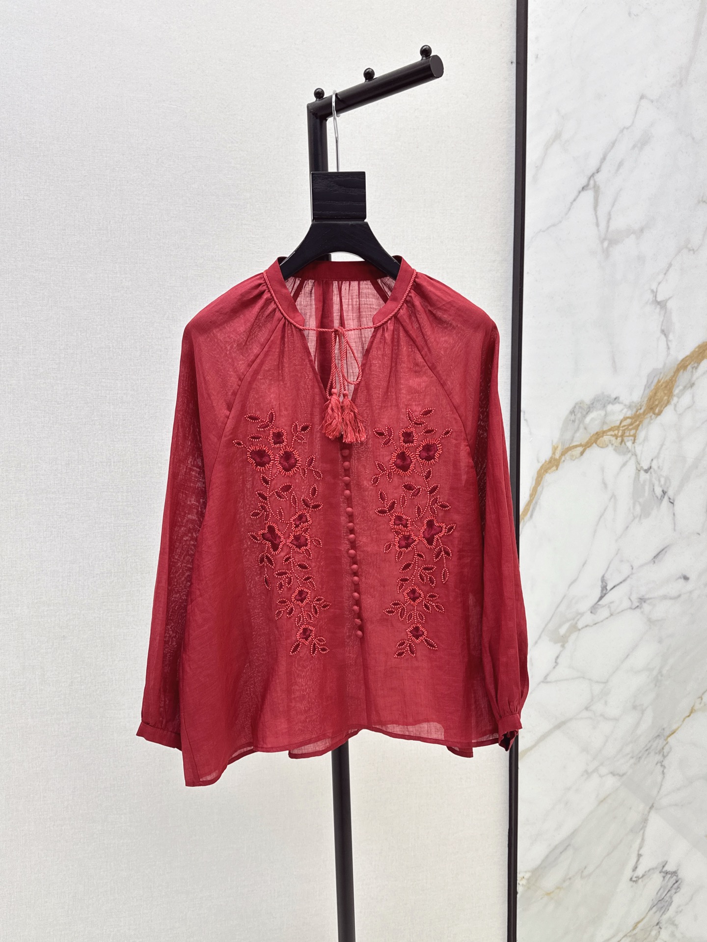 NO:415810,310L 25Ss—————The latest old-fashioned retro tops in spring and summer are made of 100% imported ramie fabric. The upper body is refreshing, breathable and comfortable. The laziness and casual high-end items are interpreted. The embroidery design is high-end and durable. The natural texture and breathability make you comfortable and fashionable in spring. SML, loro piano, alexander wang19860909310L 25Ss—————春夏最新款老钱风复古上衣采用百分百进口苎麻面料 上身清爽透气又舒适 演绎慵懒随性的高级单品 刺绣设计高级又耐看 天然纹理和透气性让你在春日里既舒适又时髦 一色现货发售sml,,loro piana,alexander wang,Women's clothing