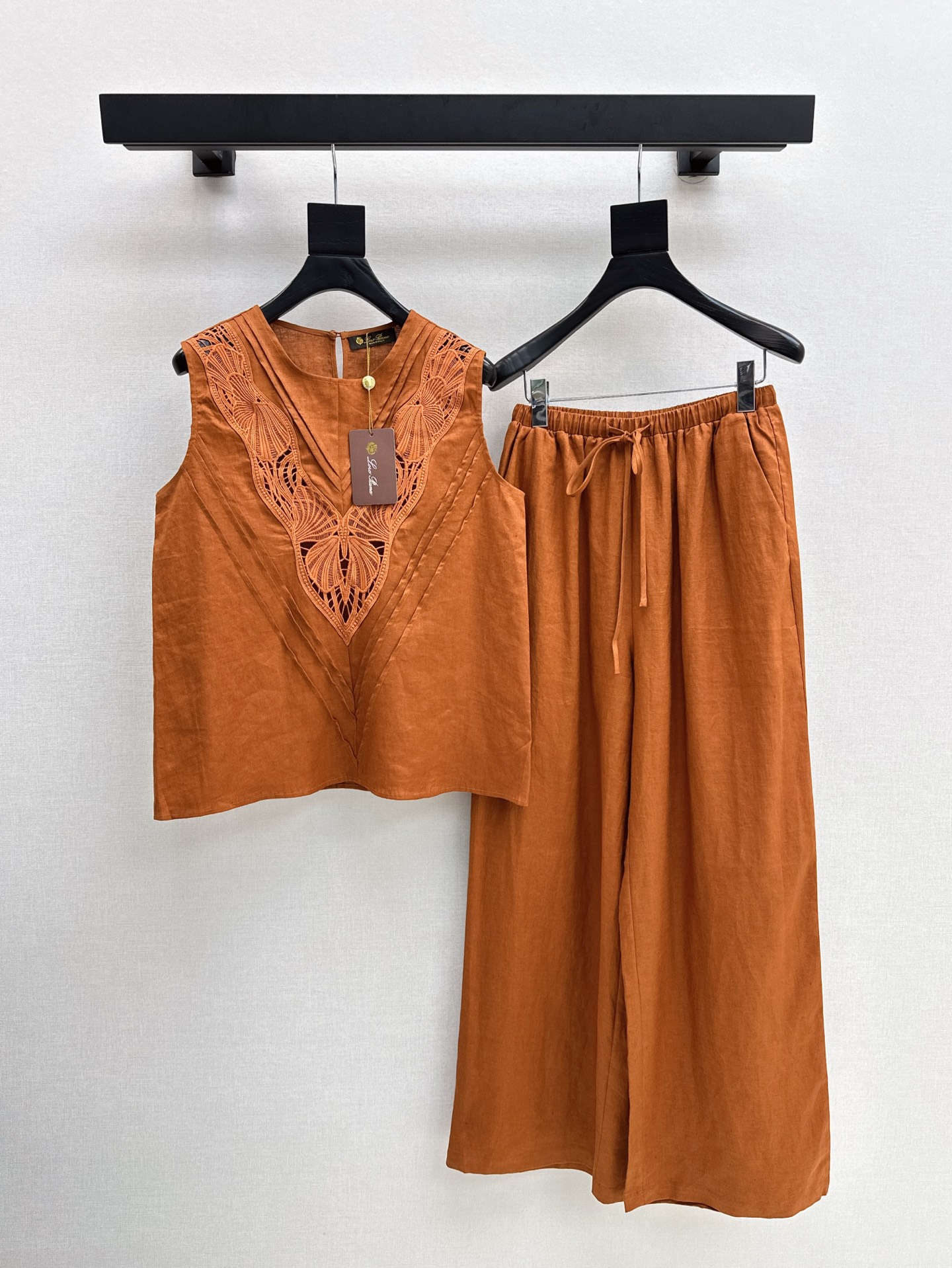 NO:415802,420LP Ss————The latest vest set in spring and summer, embroidered sleeveless spliced ​​sleeveless top + wide-leg pants, the upper body looks slim and tall, the gentle and elegant feeling of aura, the exquisite visual style makes it look slim and not picky. One set, two colors are available in stock, sml, loro piana, alexander wang19860909420LP Ss————春夏最新款马甲套装 刺绣无袖拼接无袖上衣+阔腿裤 上身显瘦又高挑 不失气场的温柔优雅感 精致既视感版型显瘦不挑人 一套出 两色现货发售sml,,loro piana,alexander wang,Women's clothing