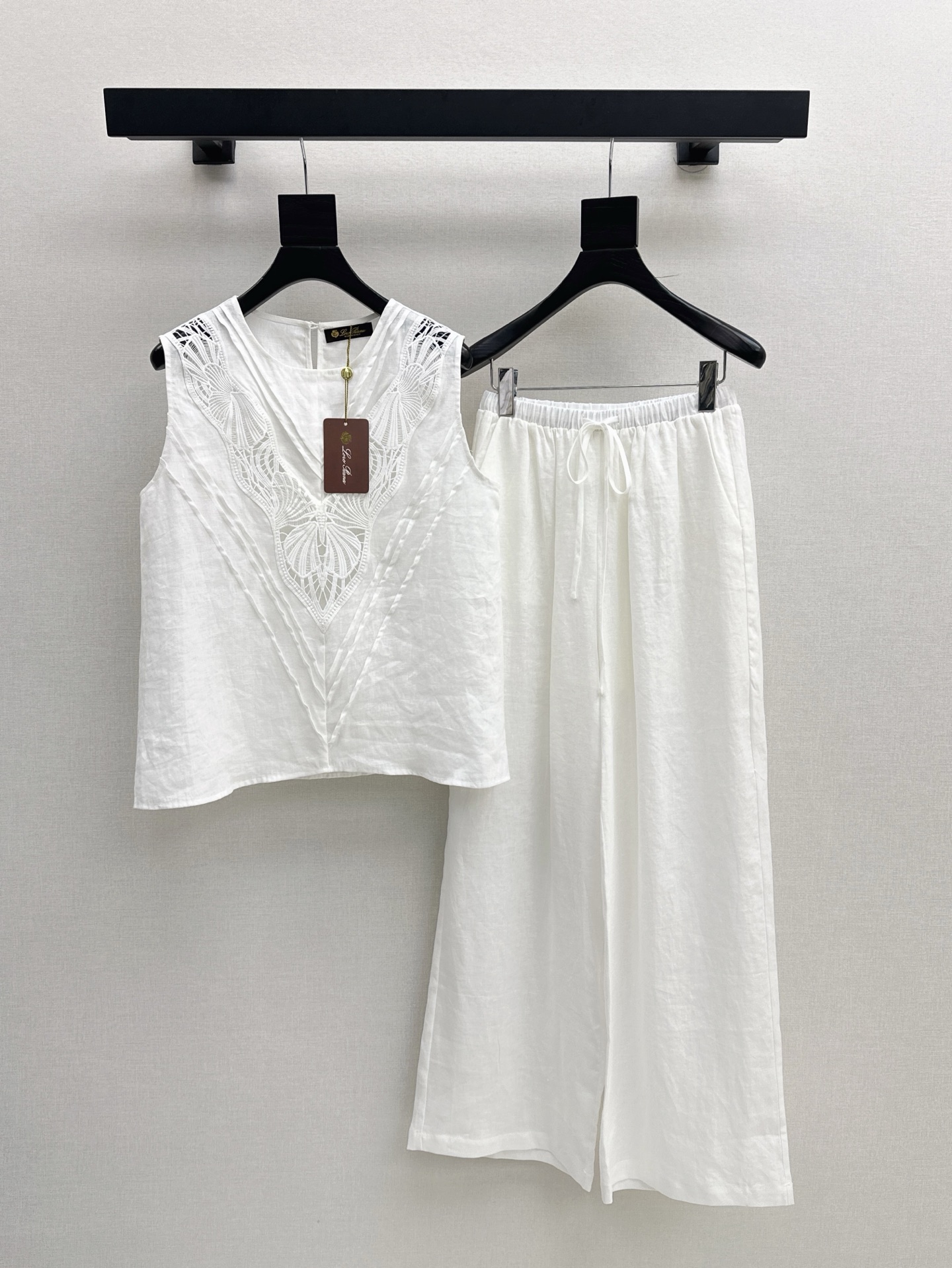 NO:415797,420L 25Ss————The latest vest set for spring and summer, embroidered sleeveless spliced ​​sleeveless top + wide-leg pants, slim and tall upper body, gentle and elegant without losing the aura, exquisite visual style, slim and not picky. One set, two colors are available in stock, sml, loro piana, alexander wang19860909420L 25Ss————春夏最新款马甲套装 刺绣无袖拼接无袖上衣+阔腿裤 上身显瘦又高挑 不失气场的温柔优雅感 精致既视感版型显瘦不挑人 一套出 两色现货发售sml,,loro piana,alexander wang,Women's clothing