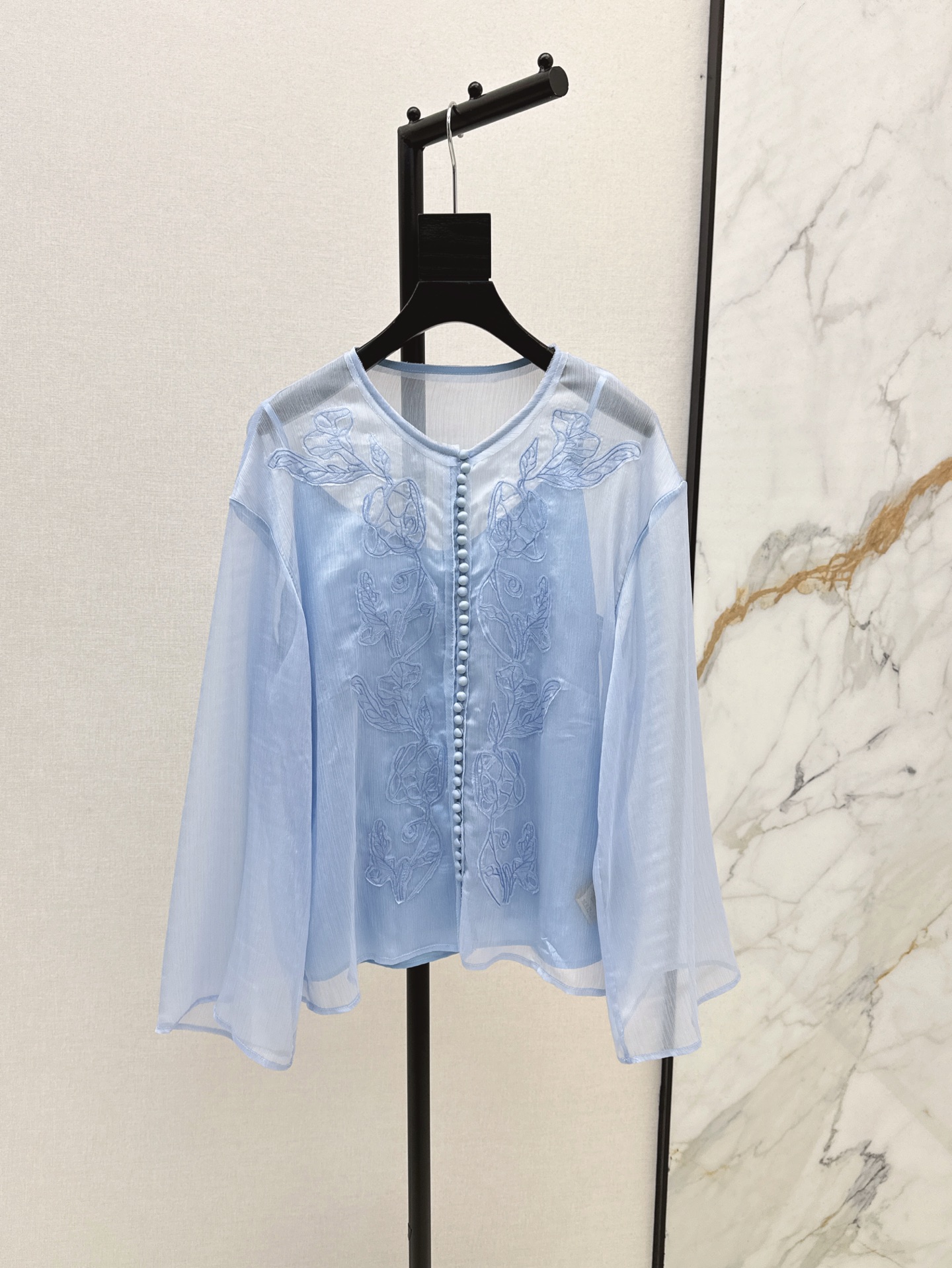 NO:415791,Retro French RL 25Ss————The latest spring and summer embroidery silk shirt, full of fairy spirit, the upper body is fashionable essence, has a sense of visual appearance of the chaebol girl, French retro palace style, very elegant, good to see the temperament, heavy craftsmanship embroidery decoration, soft and comfortable, high quality visible to the naked eye, one color is available in stock, sml, shirts, real silk, alexander wang19860909复古法式 RL 25Ss————春夏最新款刺绣工艺真丝衬衫 仙气十足 上身就是时髦精本精 有种财阀小姐姐即视感 法式复古宫廷风 十分优雅 好看到气质脱俗 重工艺刺绣装饰 手感柔软超舒服 肉眼可见的高品质 一色现货发售sml,,shirts,real silk,alexander wang,Women's clothing