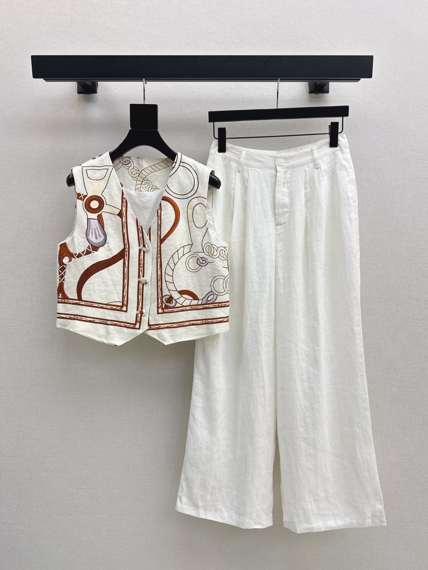 NO:415785,Fashionable matching items Her 25Ss————The latest spring and summer positioned printed vest jacket, handsome British style, can be matched with various trousers and shorts, full of fashionable feeling, classic slim vest design style, not picky to wear, all colors are available for sale in stock, sml, shorts, jackets & coats, alexander wang19860909时髦搭配单品 Her 25Ss————春夏最新款定位印花马甲外套 帅气英伦风气质 可以搭配各种西裤短裤搭配 满满的时髦感 经典修身马甲设计版型 不挑人穿 一色现货发售sml,,shorts,jackets & coats,alexander wang,Women's clothing