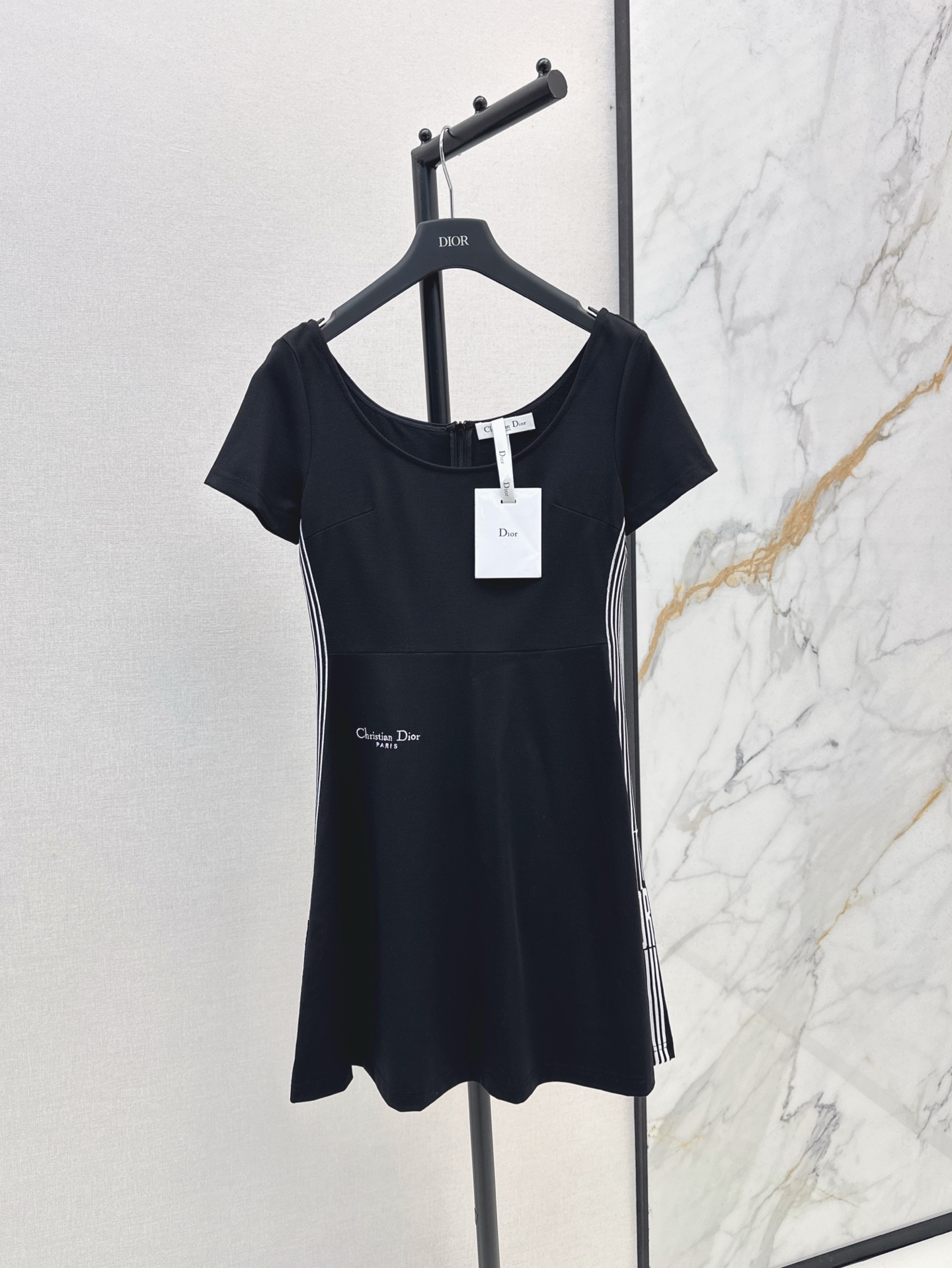 NO:415758,Elegant temperament CD 25Ss————The latest double-layer webbing decorative dress in spring and summer. Simple and elegant cut design. It has both soft and neatness. Very modified face shape. It looks small in appearance. It is slim but not squinting. It is expensive and not tacky. It is suitable for daily commuting. Classic logo letter embroidery rich details. SML is available in stock. Skirts, alexander wang.19860909优雅气质 CD 25Ss————春夏最新款双层织带装饰连衣裙 简洁大方的裁剪设计 柔美与利落同时拥有 非常修饰脸型 显脸小 版型修身但不会掐腰 矜贵不俗气 日常通勤皆可 经典logo字母刺绣丰富细节 一色现货发售sml,,skirts,alexander wang,Women's clothing