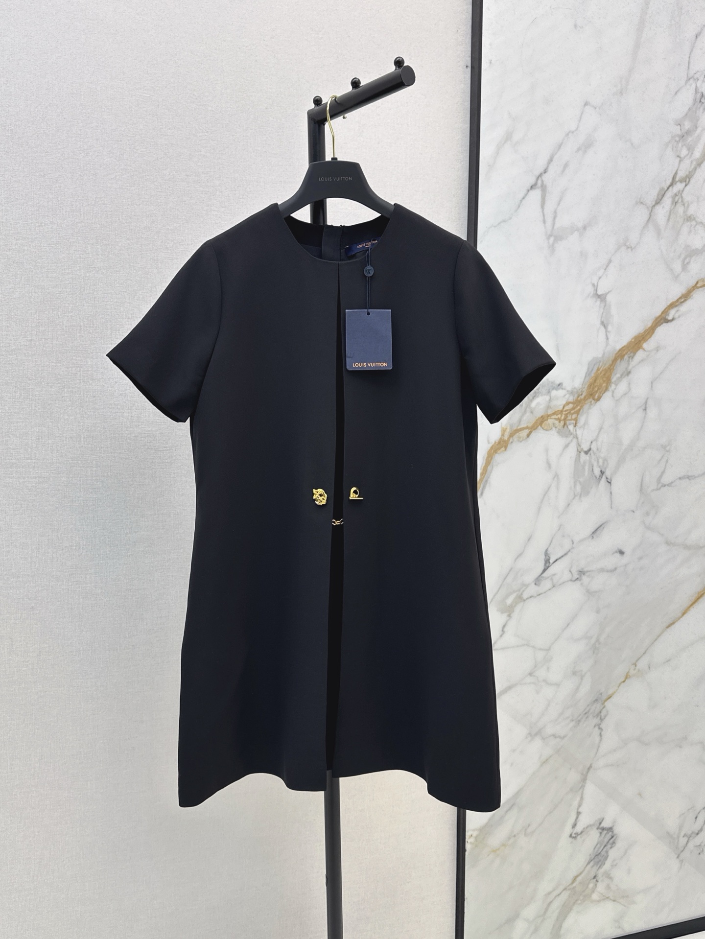 NO:415776,L Home 25SS———The latest model of nautical chain anchor metal buckle decorative short-sleeved dress in spring and summer, high-end elegant temperament style, smooth A-shaped cut style, huge slim upper body, simple line design, easy to wear, durable and versatile, very fashionable items suitable for daily commuting outfits, two colors are available for sale in stock,,louis vuitton, skirts, T-shirt, alexander wang19860909L家 25SS———春夏最新款航海链条船锚金属扣装饰短袖连衣裙 高级优雅气质风 流畅A字剪裁版型上身巨显瘦 精简线条感设计 好穿耐看又百搭 很适合日常通勤穿搭的洋气单品 两色现货发售sml,,louis vuitton,skirts,T-shirt,alexander wang,Women's clothing