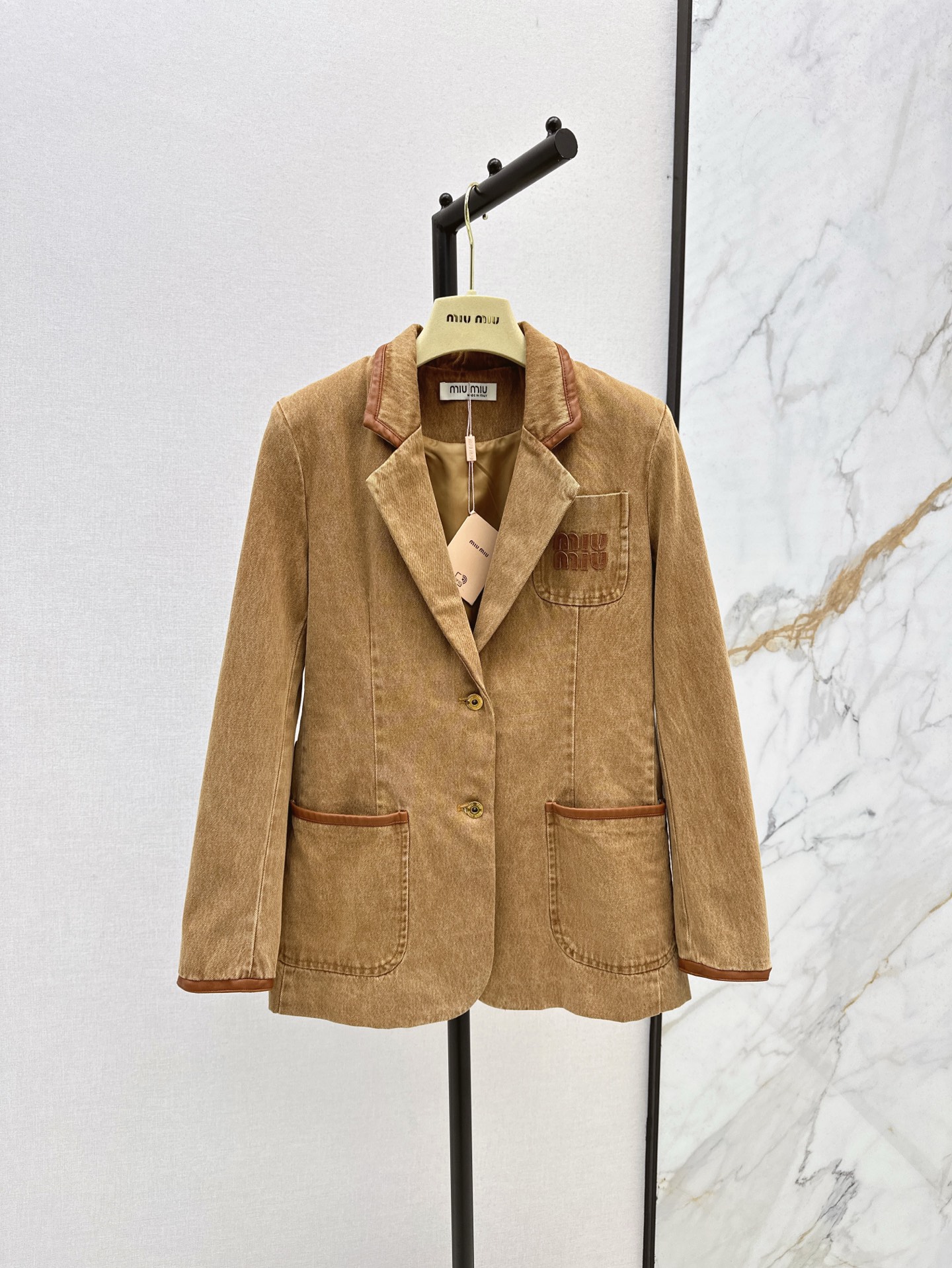 NO:415769,Miu 25Ss—————The latest spring and summer style of leather-decorated denim suit jackets this year’s new elements trend. The handsome denim fabric is spliced ​​with brown leather. The upper body is both handsome and cool. The positioned logo letter patch embroidery. Customized brown leather edge splicing. Three-dimensional tailoring is versatile and not picky. Any combination is a fashionable lady. SML is available in stock,,miumiu, jackets & coats,business suit,alexander wang19860909Miu 25Ss————春夏最新款拼皮装饰牛仔西装外套今年新元素风向 帅到炸裂的牛仔面料拼接咖色皮边 上身既帅气又很飒姐 定位的徽标字母贴布刺绣 定制的咖色皮边拼接 立体剪裁百搭不挑人 任意搭配都是时髦小姐姐 一色现货发售sml,,miumiu,jackets & coats,business suit,alexander wang,Women's clothing