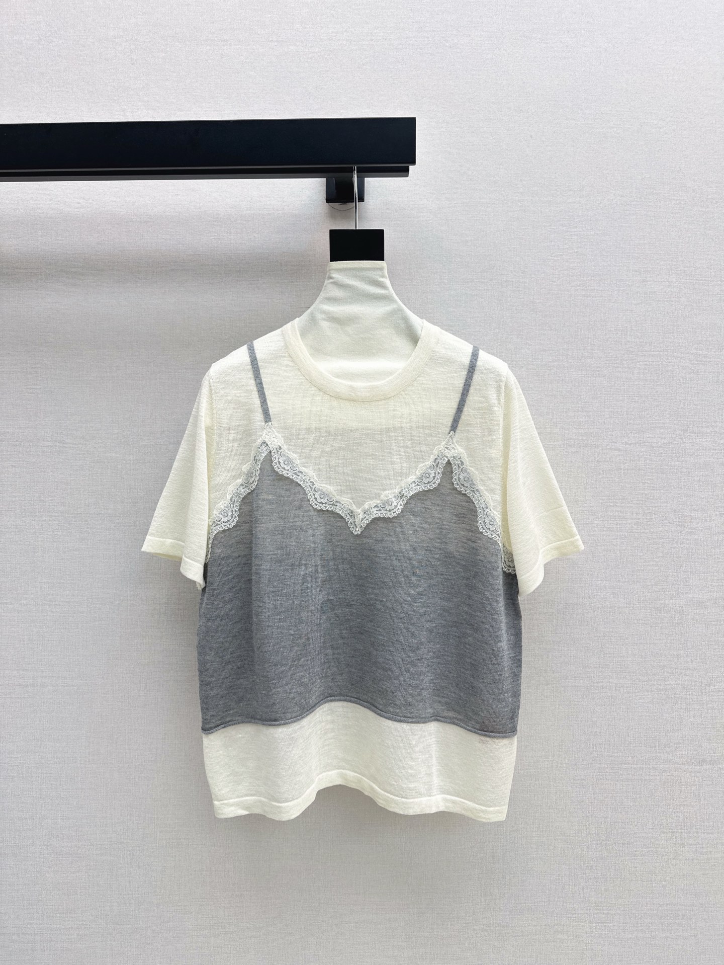 NO:415753,Exclusive model ~ Fashionable design 25Ss————The latest spring and summer spliced ​​lace fake two-piece sweater with a very fashionable feeling. Super easy to match. You can become a fashion expert whether you wear it alone or as an inner wear. Two colors are available for sale in stock, alexander wang19860909独家款～ 时髦设计 25Ss————春夏最新款拼接蕾丝假两件针织衫时尚感爆棚 超好搭配 无论单穿还是当内搭都能成为时尚达人 两色现货发售sml,,alexander wang,Women's clothing