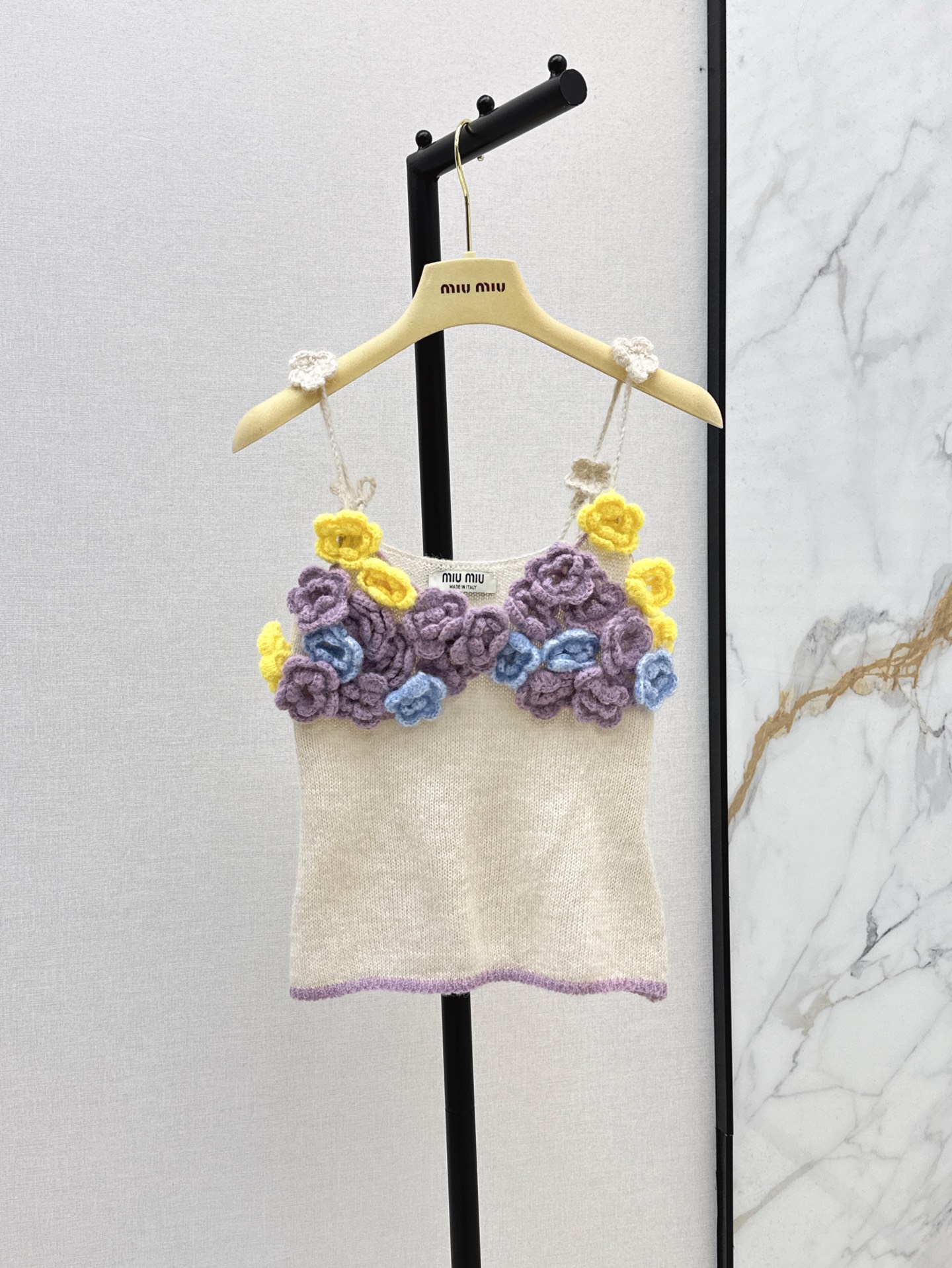 NO:415746,Super beautiful vacation style Miu 25Ss——————The latest three-dimensional handmade flower decoration small suspenders in spring and summer are really beautiful. Full vacation style. A perfect atmosphere. It is also very good to take photos. Colorful three-dimensional hand-cropped flowers. The real thing is beautiful. One color is on sale in stock. Miumiu, mido, alexander wang.19860909超美度假风 Miu 25Ss—————春夏最新款立体手工花朵装饰小吊带上身真的好看 满满的度假风 妥妥的氛围感神器 拍照也很出片 彩色立体手工钩织花朵 实物好美 一色现货发售sml,,miumiu,mido,alexander wang,Women's clothing