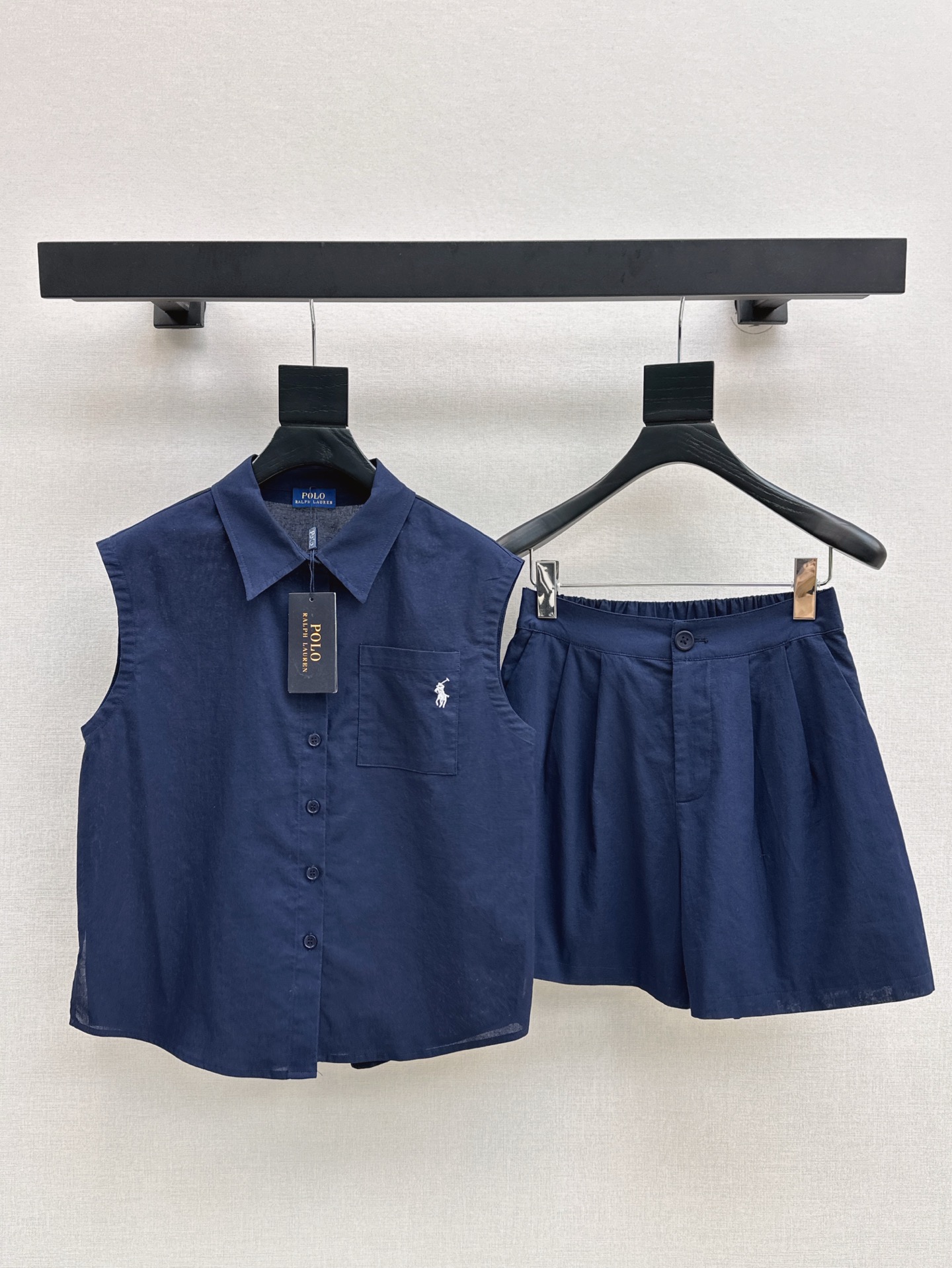 NO:415725,RL 25Ss———The latest classic logo embroidery casual set in spring and summer. Sleeveless lapel top + shorts. Heavy logo embroidery embroidery embroidery on the upper body. Create a casual and comfortable item. Versatile and not picky. Linear blended fabric is comfortable and breathable. One set. Two colors are available for sale in stock. SML, shorts, alexander wang19860909RL 25Ss———春夏最新款经典logo刺绣休闲套装 无袖翻领上衣+短裤 重磅logo标识刺绣点缀上身帅气又时髦 打造休闲舒适单品 百搭不挑人 亚麻混纺面料质感舒适透气 一套出 两色现货发售sml,,shorts,alexander wang,Women's clothing