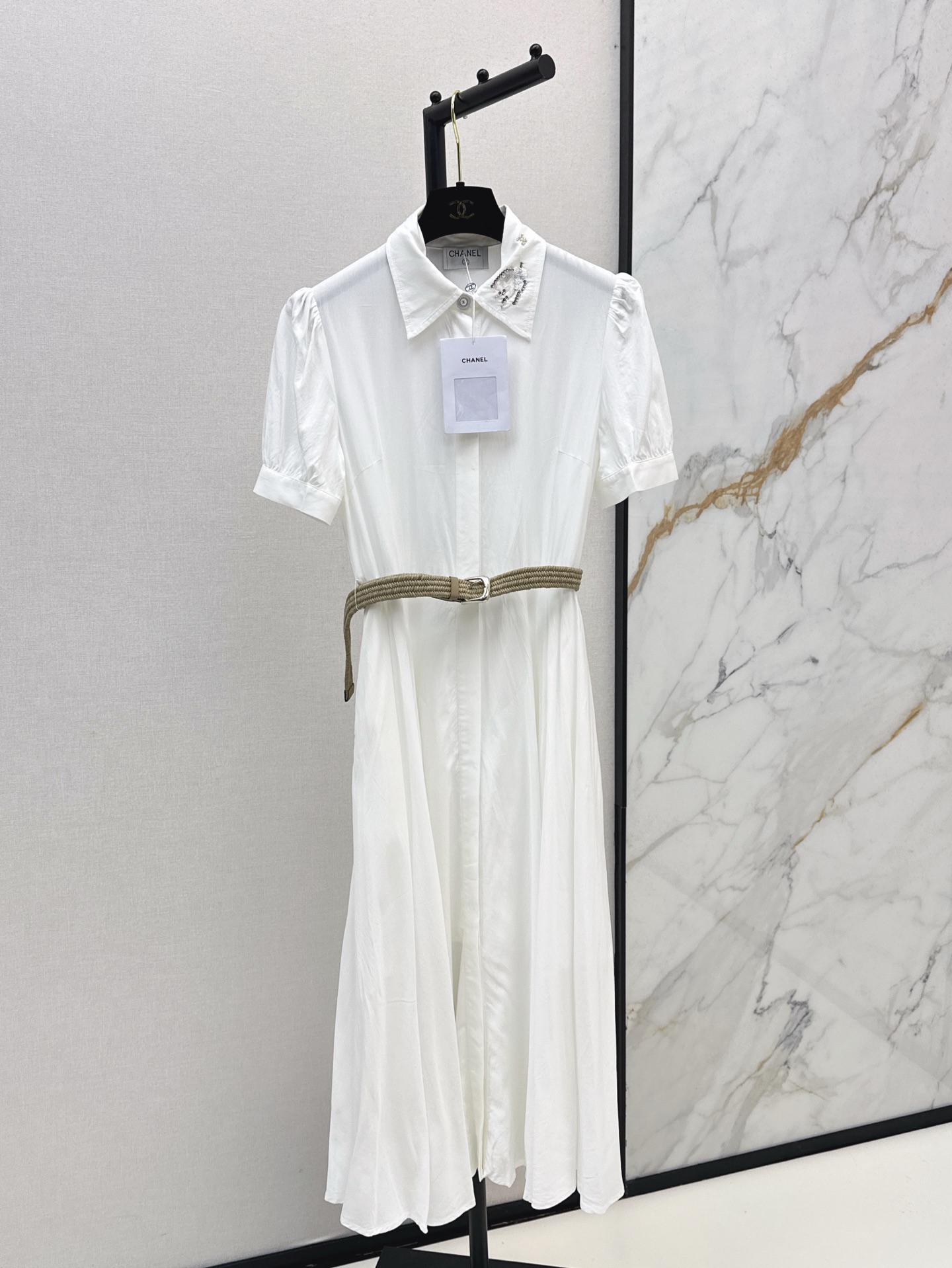 NO:415718,Retro literary style C home 25Ss————The latest spring and summer sequin embroidered decorative long dress with short sleeves tailoring with loose large skirt design. High-end and casual. The waist is paired with a woven belt to make it look slimming and age-reducing. Paper people’s outfit guide~~ The upper body looks huge and slimming. One-color smml, chanel, skirts, T-shirt, alexander wang19860909复古文艺风 C家 25Ss————春夏最新款亮片刺绣装饰长款连衣裙短袖剪裁搭配宽松大裙摆设计 高级又随性 腰间搭配编织腰带恰到好处的显瘦减龄时髦感 纸片人穿搭指南～～上身巨巨显瘦 一色现货发售sml,,chanel,skirts,T-shirt,alexander wang,Women's clothing