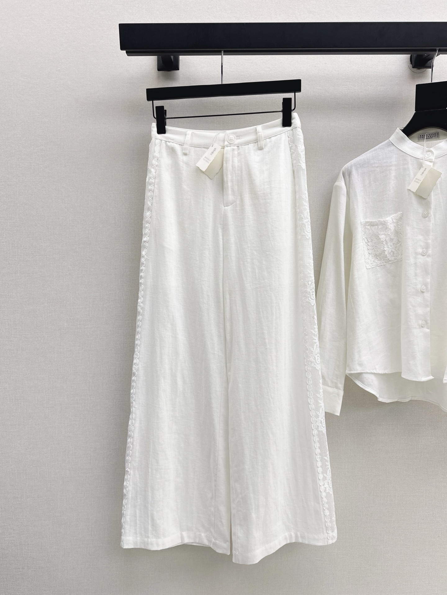 NO:415710,Bc 25Ss————The latest spring and summer spliced ​​lace decorative linen suit spliced ​​lace loose shirt + double-sided hollowed lace design trousers, using 100% linen fabric, very comfortable to fit, spliced ​​hollow water-soluble lace flower, faintly fashionable, one-color split development SML trousers on sale in stock, Shirts, alexander wang19860909Bc 25Ss————春夏最新款拼接蕾丝装饰亚麻套装拼接蕾丝宽松衬衫+双侧镂空拼接蕾丝设计西裤 采用百分百亚麻面料 贴身非常舒服 拼接镂空水溶蕾丝花 若隐若现的时髦感 一色分开发 现货发售sml长裤,,shirts,alexander wang,Women's clothing