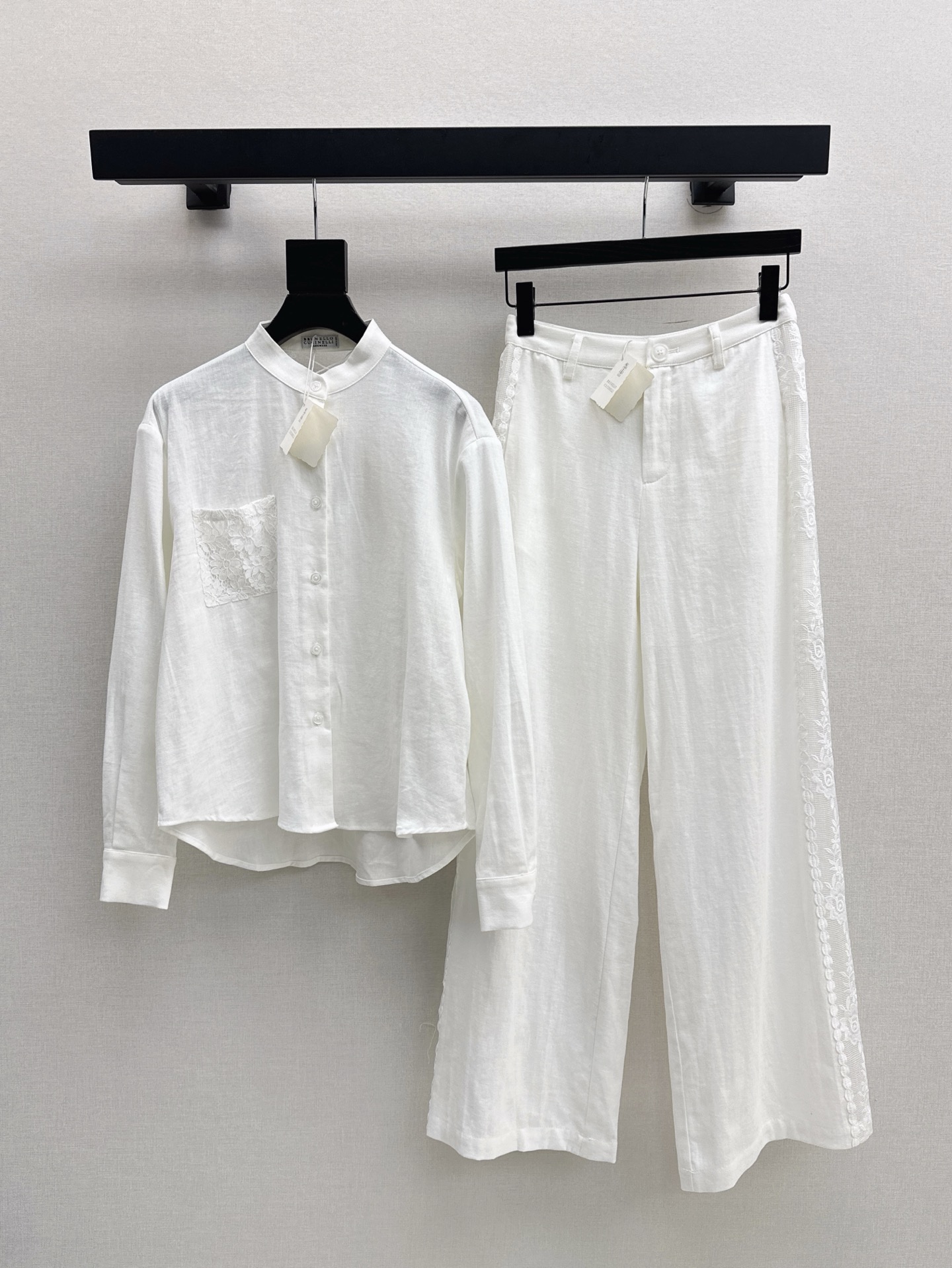 NO:415774,Bc 25Ss————The latest spring and summer spliced ​​lace decorative linen suit spliced ​​lace loose shirt + double-sided hollowed lace design trousers. It uses 100% linen fabric, very comfortable to fit the body, spliced ​​hollow water-soluble lace flower, faintly fashionable feeling, one color split development, spot sale sml shirt, shirts, alexander wang19860909Bc 25Ss————春夏最新款拼接蕾丝装饰亚麻套装拼接蕾丝宽松衬衫+双侧镂空拼接蕾丝设计西裤 采用百分百亚麻面料 贴身非常舒服 拼接镂空水溶蕾丝花 若隐若现的时髦感 一色分开发 现货发售sml 衬衫,,shirts,alexander wang,Women's clothing