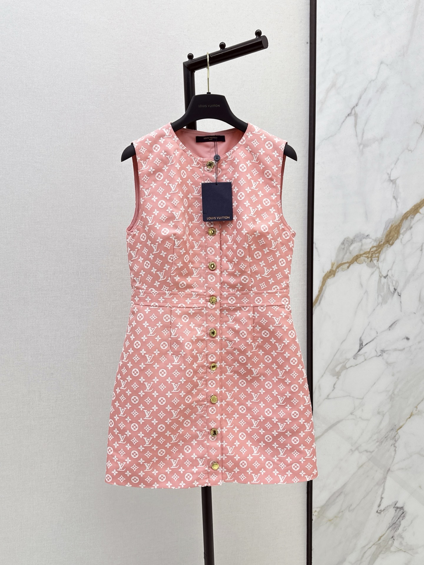 NO:417189,L Home 25Ss————The latest spring and summer logo old-fashioned sleeveless dress fashionable and low-key, temperament and luxury high-end style, versatile and not picky, original customized technology fabric, one color is available in stock s ml,,louis vuitton, skirts,alexander wang19860909L家 25Ss————春夏最新款logo老花无袖连衣裙时髦低调 气质又奢华高级 版型百搭不挑人 原版定制科技面料 一色现货发售s ml,,louis vuitton,skirts,alexander wang,Women's clothing