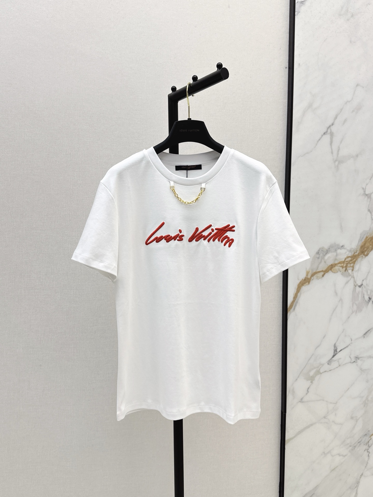 NO:417181,L Home 25Ss————The latest spring and summer logo letter printed chain decorative T-shirt. The density is very high and the feel is very good. It is a really hard work style. The details are perfect and the regular version is not picky at all. The upper body is simple and generous. It instantly improves the temperament. Two colors are available in stock. SML, louis vuitton,tees, t-shirt, alexander wang19860909L家 25Ss————春夏最新款logo字母印花链条装饰T恤 密度很高手感超好 真的费劲心血的一款 细节完美常规版型 上身完全不挑人简单大方 瞬间提升气质 两色现货发售sml,,louis vuitton,tees，t-shirt,alexander wang,Women's clothing