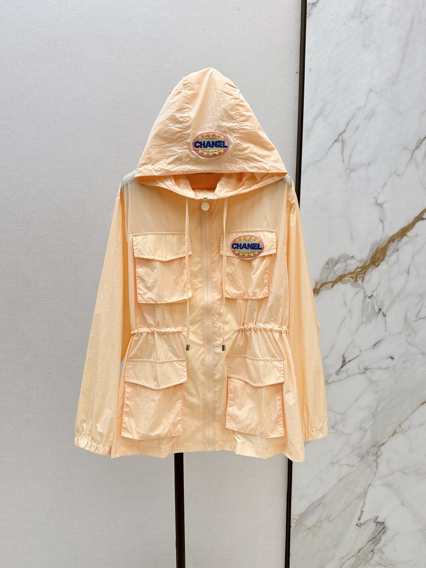 NO:417244,C home 25Ss————The latest spring and summer logo badge sunscreen windbreaker jacket special material has texture. Every small detail pays great attention to the right sense of high-end. Three-dimensional tailoring makes the upper body of the ready-to-wear more exquisite and fashionable. Two-color spot-on sml, chanel, jackets & coats, alexander wang19860909C家 25Ss————春夏最新款logo徽章防晒风衣外套特殊材质有肌理感 每个小细节都非常注重 恰到好处的高级感 立体剪裁 让成衣上身更为精致洋气 两色现货发售sml,,chanel,jackets & coats,alexander wang,Women's clothing