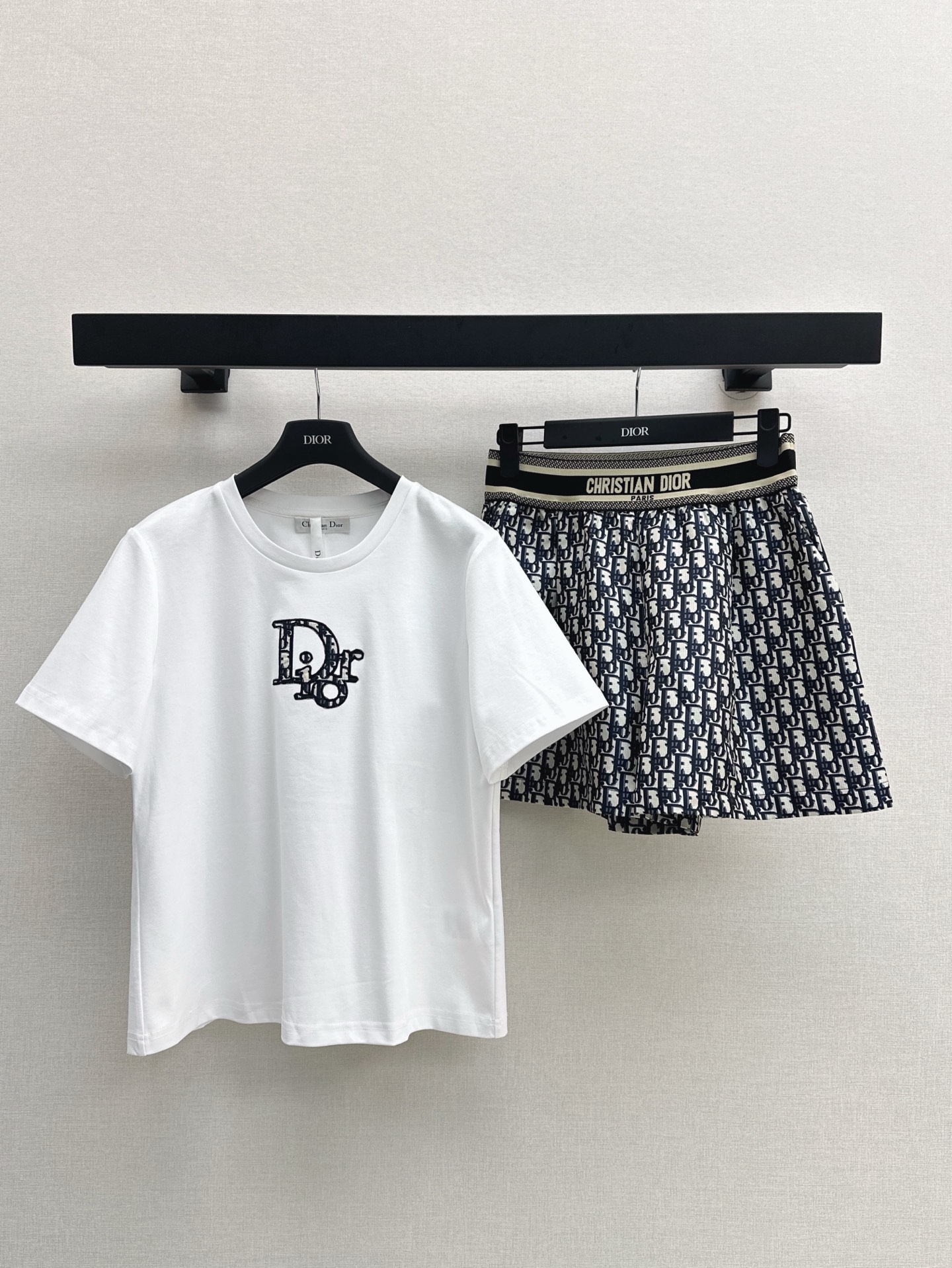 NO:417230,CD 25Ss———The latest casual and fashionable suit in spring and summer, minimalist short-sleeved T-shirt + shorts, high-end and elegant, full of high-end outfits, innovative fabrics, light and soft, and the real thing is very good!  The upper body is fashionable and versatile. One set is available in stock. SML, shorts, T-shirt, tees, t-shirt, alexander wang19860909CD 25Ss————春夏最新款休闲时髦套装极简款短袖T恤+短裤 高级大气 满满的穿搭高级感 创新面料 轻盈柔软 实物非常赞！上身洋气百搭 一套出 一色现货发售sml,,shorts,T-shirt,tees，t-shirt,alexander wang,Women's clothing