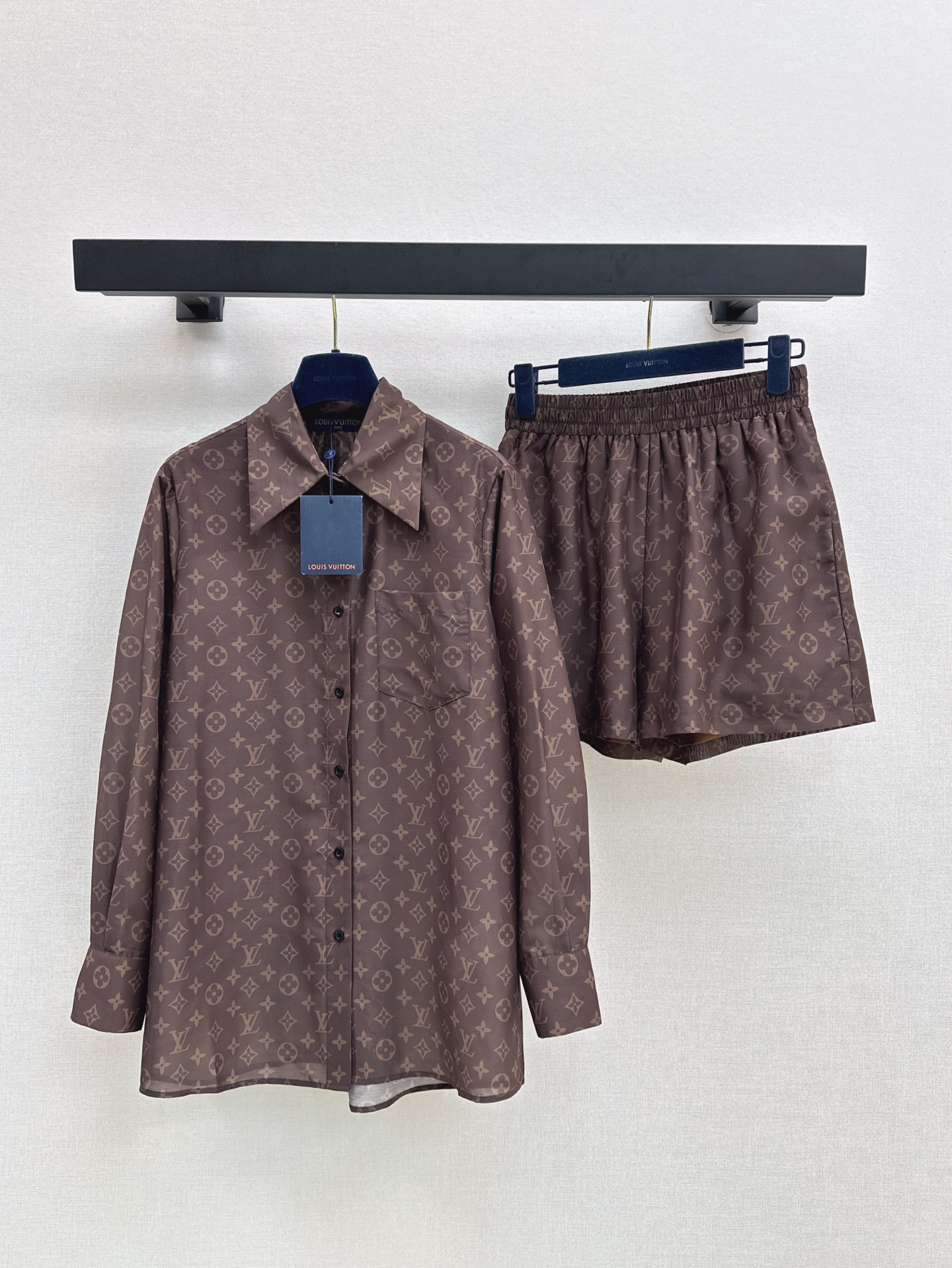 NO:417222,L family 25Ss————The latest classic pattern casual suit for spring and summer, loose shirt + shorts, the upper body is full of fashionable and high-end feeling, huge and cool style, with its own aura, ultra-thin fabric, very stylish and high-end texture, super positive color, the upper body looks white and slim, the classic series with its own aesthetics, the upper body is full of aura, one-color spot on sale, sml, louis vuitton, shorts, shirts, alexander wang19860909L家 25Ss————春夏最新款经典图案休闲套装宽松衬衫+短裤 上身就是满满的时髦高级感 巨拉风 自带气场 超轻薄面料 质感很奈斯 时髦又高级 颜色超级正 上身显白又显瘦 自带美感的经典系列 走路都带风上身气场全开 一色现货发售sml,,louis vuitton,shorts,shirts,alexander wang,Women's clothing