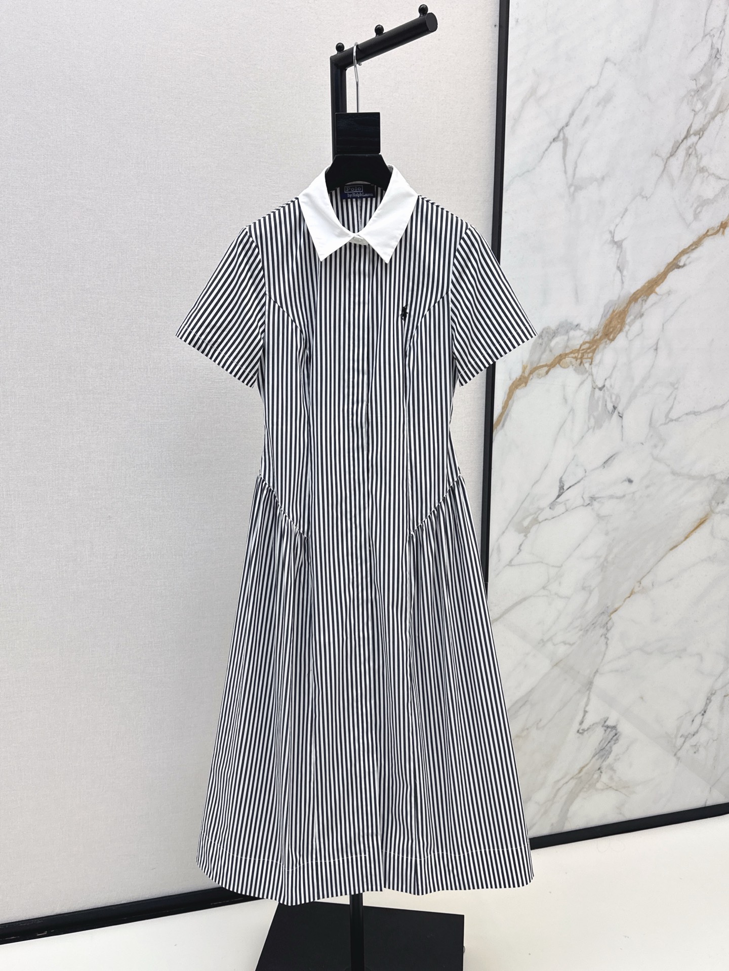 NO:417211,RL 25Ss————The latest contrasting lapel striped dress in spring and summer is full of fashionable and high-end feeling and aura. The fabric is very textured. Fashionable and high-end. The color is super positive. The upper body looks white and slim. A classic series with a cool and handsome feeling. It is windy when walking. The upper body is fully open. The length is just right. Easy to control. One color is available for sale in stock. SML, skirts, alexander wang.19860909RL 25Ss————春夏最新款撞色翻领条纹连衣裙上身就是满满的时髦高级感自带气场 面料质感很奈斯 时髦又高级 颜色超级正 上身显白又显瘦 自带酷帅感的经典系列 走路都带风 上身气场全开 长度恰到好处 轻松驾驭 一色现货发售sml,,skirts,alexander wang,Women's clothing