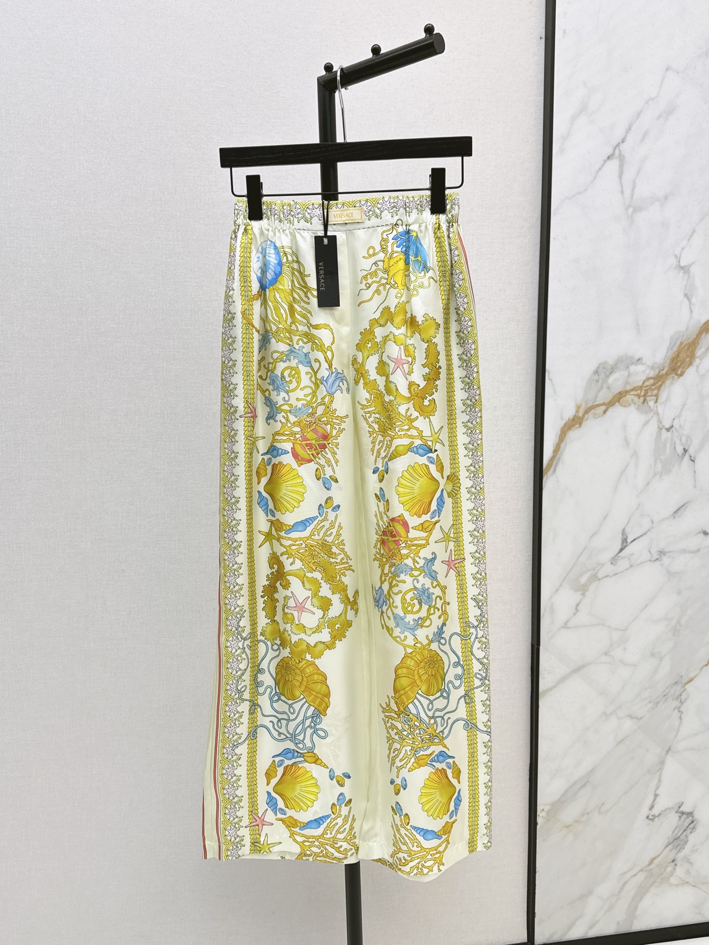 NO:417196,Ver 25Ss———The latest spring and summer beauty god Venus positioning printing silk wide-leg straight-leg pants full of summer atmosphere, 100% silk twill fabric original positioning printing pattern classic style not picky retro fashionable and high-end items, super slim on the upper body, white and rich beauty must be used in the artifact, one-color spot on sml, real silk, alexander wang19860909Ver 25Ss———春夏最新款美神维纳斯定位印花真丝阔腿直筒裤夏日气息满满 百分百真丝斜纹绸面料 原版定位印花图案 经典版型不挑人 复古时髦又高级的单品 上身超显瘦 白富美必入神器 一色现货发售sml,,real silk,alexander wang,Women's clothing