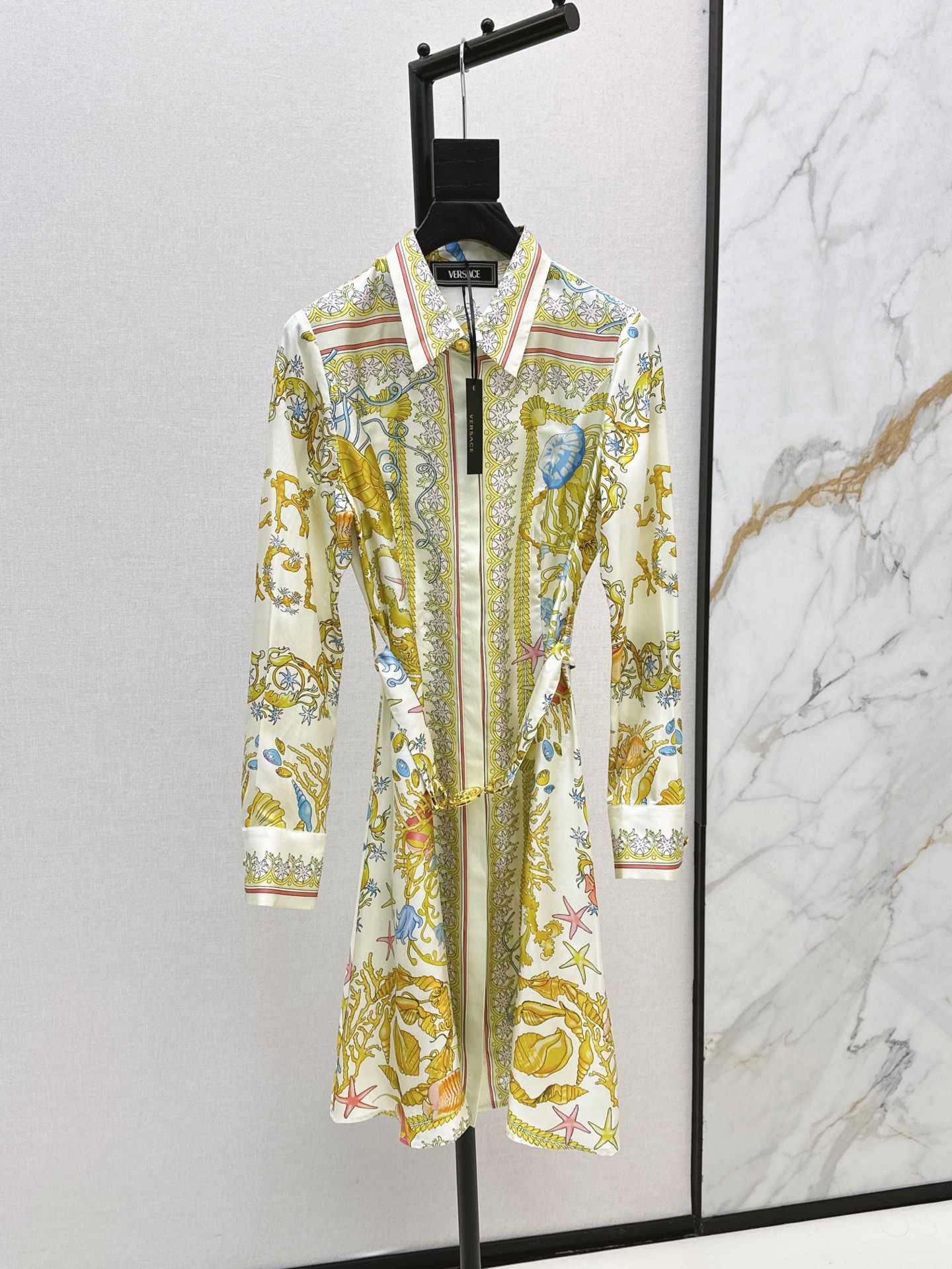 NO:417217,Ver 25Ss————The latest spring and summer positioning printing silk waist dress with metal buckle belt, temperament small lapel waist waist big skirt full of summer atmosphere, 100% silk twill fabric, original positioning printing pattern, classic style not picky, retro fashionable and high-end items, super slim on the upper body, one-color spot on sale sml, skirts, real silk, alexander wang19860909Ver 25Ss————春夏最新款定位印花真丝收腰连衣裙配送金属扣腰带 气质小翻领收腰大裙摆夏日气息满满 百分百真丝斜纹绸面料 原版定位印花图案 经典版型不挑人 复古时髦又高级的单品 上身超显瘦 一色现货发售sml,,skirts,real silk,alexander wang,Women's clothing