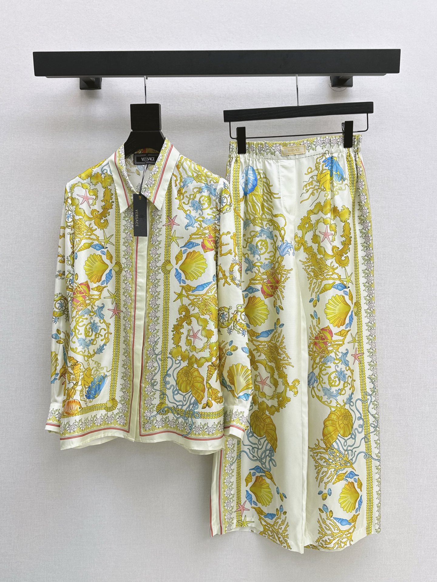 NO:417180,Ver 25Ss————————The latest beauty god Venus positioning printing silk shirt in spring and summer is full of summer atmosphere, 100% silk twill fabric Original positioning printing pattern Classic style is not picky, retro fashionable and high-end items, one-color spot on sale sml, shirts, real silk, alexander wang19860909Ver 25Ss—————春夏最新美神维纳斯定位印花真丝衬衫夏日气息满满 百分百真丝斜纹绸面料 原版定位印花图案 经典版型不挑人 复古时髦又高级的单品 一色现货发售sml,,shirts,real silk,alexander wang,Women's clothing