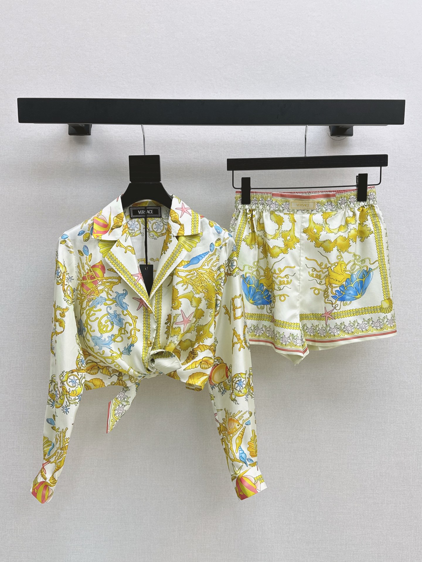 NO:417188,Ver 25Ss———————The latest beauty god Venus positioning printing silk tied knot short shirt temperament exposed waist small short style full of summer atmosphere 100% silk twill fabric Original positioning printing pattern Classic style not picky retro fashionable and high-end items One-color spot sale sml, Shirts, real silk, alexander wang19860909Ver 25Ss—————春夏最新美神维纳斯定位印花真丝绑结短衬衫气质露腰小短款夏日气息满满 百分百真丝斜纹绸面料 原版定位印花图案 经典版型不挑人 复古时髦又高级的单品 一色现货发售sml,,shirts,real silk,alexander wang,Women's clothing