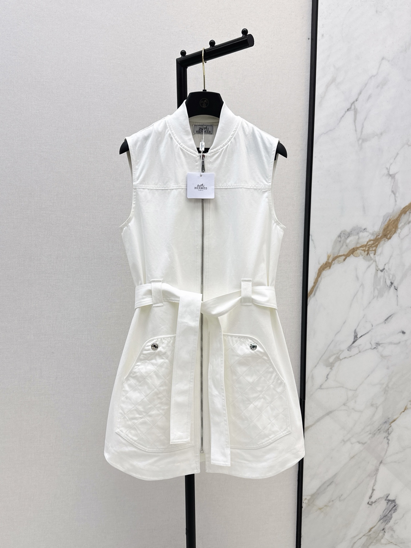 NO:417169,Her 25Ss---The latest official style of spring and summer, the official website synchronous splicing threaded neck pocket sleeveless dress, simple and elegant without losing the sense of exquisiteness. The classic style is casual and the belt is so slim!  !  One-size spot sale smL, skirts, alexander wang19860909Her 25Ss---春夏最新款官网同步拼接螺纹领口袋无袖连衣裙,简约大气不失精致感,经典版型随性系上腰带上身超显瘦！！一色现货发售 smL,,skirts,alexander wang,Women's clothing