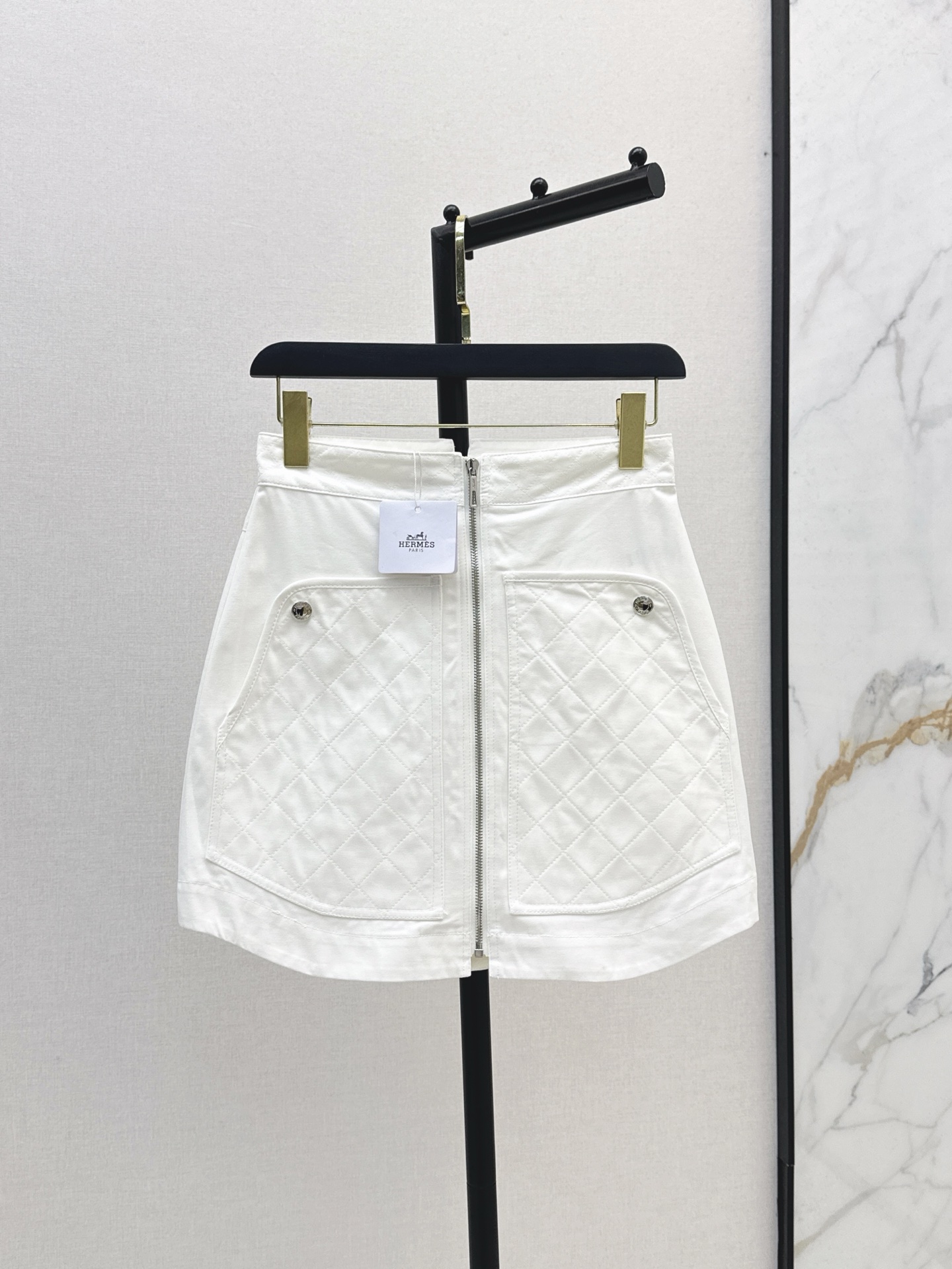 NO:417163,Her 25Ss - the latest three-dimensional tailored pocket skirt in spring and summer. The upper body is huge and slim. The high-end temperament is elegant and versatile. The fashionable must be entered. The high-waist design shows the long legs. Original custom hardware accessories. SmL, skirts, alexander wang.19860909Her 25Ss——春夏最新款立体剪裁口袋半裙 版型上身巨显瘦 高级气质优雅百搭 时髦精必入 高腰设计巨显腿长 原版定制五金配件 一色现货发售smL,,skirts,alexander wang,Women's clothing