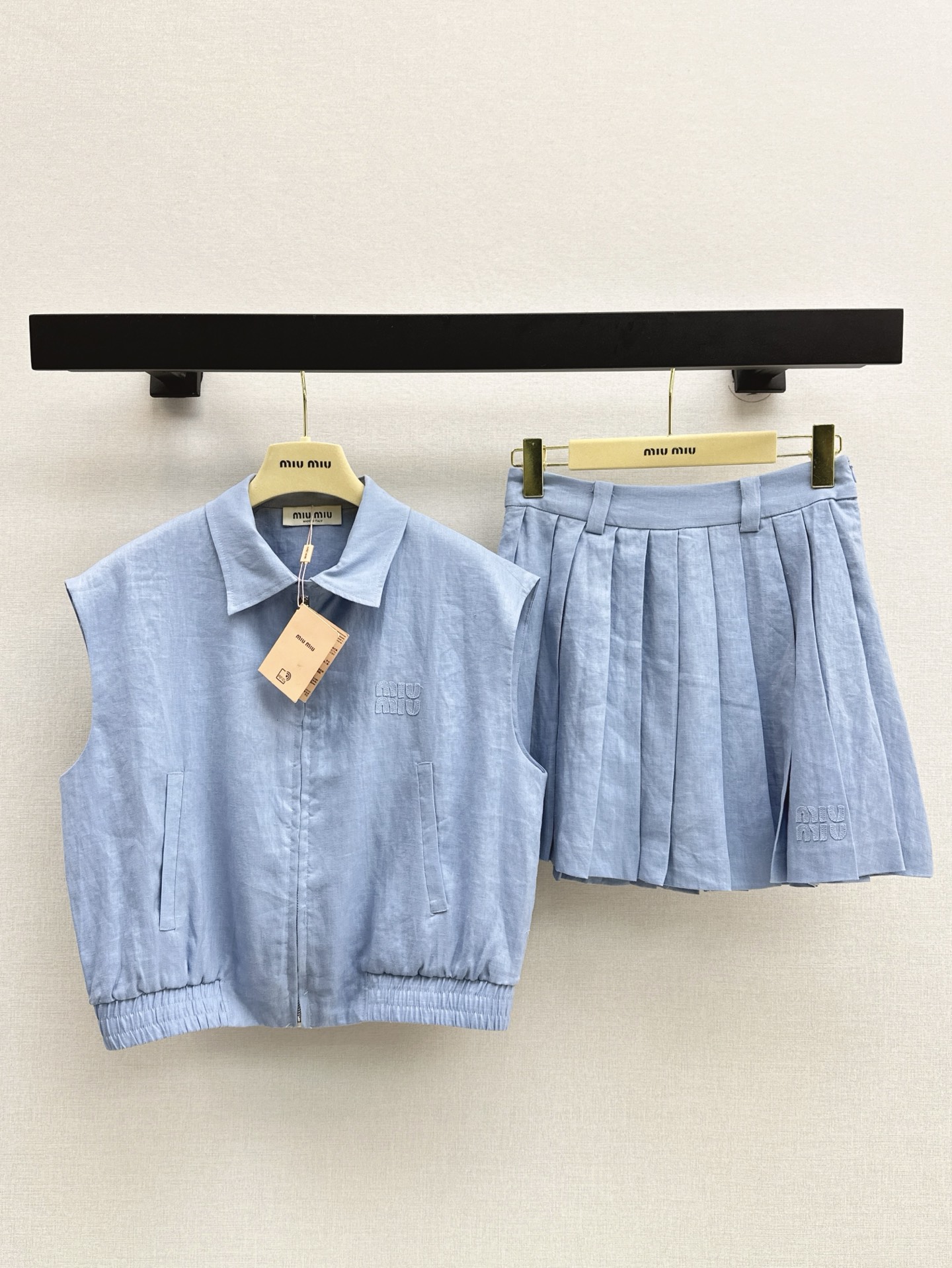 NO:417149,A set of matching Miu 25Ss - the latest spring and summer age-reducing casual linen set. Small short vest sleeve design covers the arm lapel top + high waist to make the legs look long and pleated skirt. A versatile sporty style full of relaxation. 100% linen fabric texture comfortable and breathable. One set of two colors for sale in stock. SmL, miumiu, skirts, alexander wang19860909一套搭配 Miu 25Ss——春夏最新款减龄休闲亚麻套装 小短款坎肩袖设计遮手臂翻领上衣+高腰显腿长百褶半裙 百搭运动风松弛感满满 百分百亚麻面料质感舒适透气 一套出 两色现货发售smL,,miumiu,skirts,alexander wang,Women's clothing