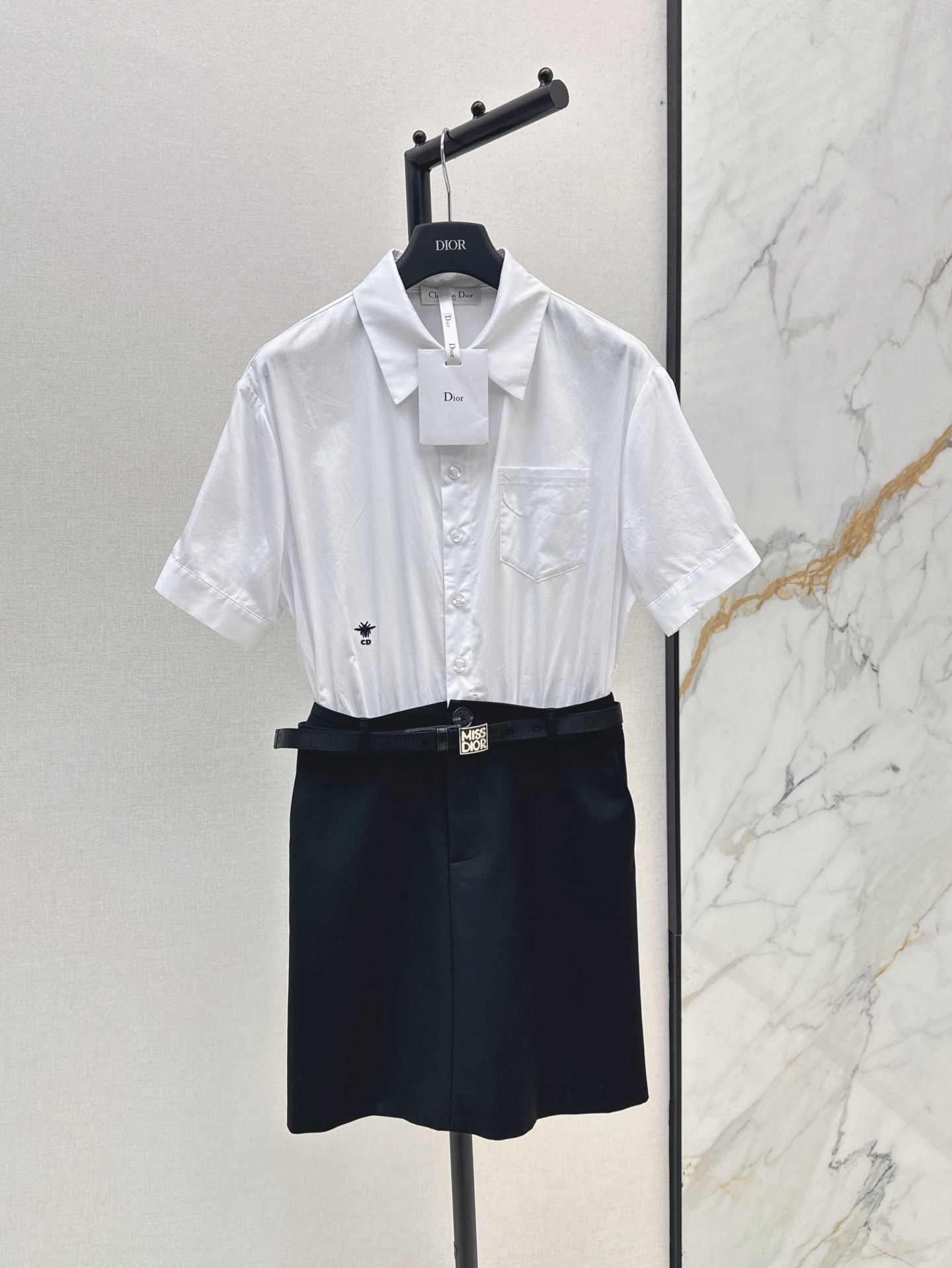 NO:417156,Exclusive first CD 25Ss - the latest miss series belt spliced ​​lapel shirt dress in spring and summer. Elegant temperament, versatile and handsome professional casual. Easy to wear to create a good figure. Delivery belt decoration, waist slimming and high-end feel full of high-end ~ One color is available for sale in stock. SmL, skirts, shirts, alexander wang19860909独家首发 CD 25Ss——春夏最新款miss系列腰带拼接翻领衬衫连衣裙 优雅气质百搭帅气职业休闲 轻松穿出好身材 配送腰带装饰收腰显瘦高级感满满～一色现货发售 smL,,skirts,shirts,alexander wang,Women's clothing