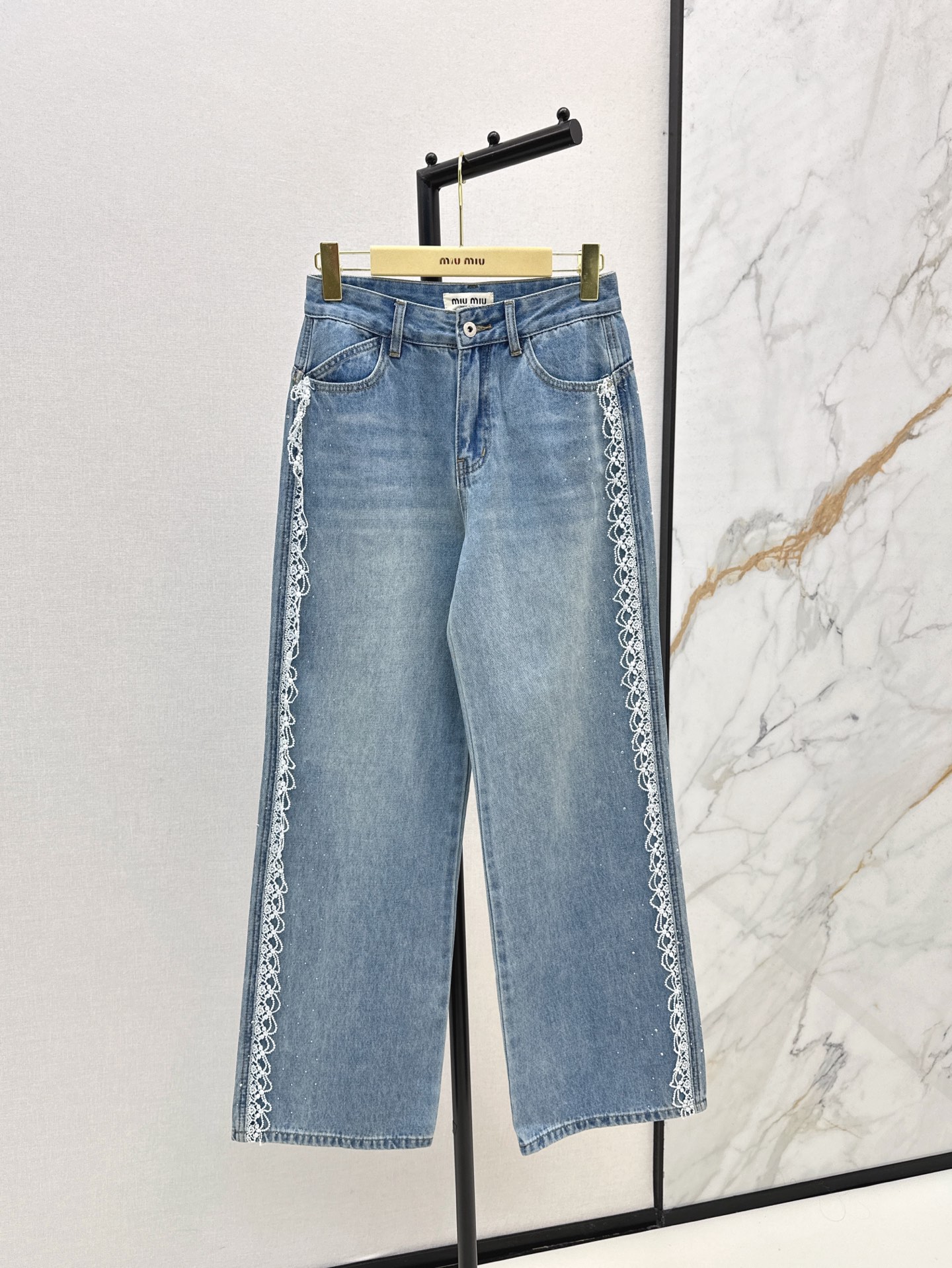 NO:417142,Exclusive Miu 25Ss - the latest spring and summer fashion style must be inserted into spliced ​​water-soluble embroidered edges and diamond jeans. High waist straight-leg style is not picky and makes people look slim and long legs. The light-colored denim wash in summer is super good. The elegant and versatile item is available in stock. SmL, miumiu, jeans, alexander wang19860909独家款 Miu 25Ss——春夏最新款时髦精必入拼接水溶刺绣边烫钻牛仔裤 高腰直筒版型不挑人巨显瘦显腿长 夏日浅色牛仔洗水超好看 气质精致百搭单品 一色现货发售smL,,miumiu,jeans,alexander wang,Women's clothing