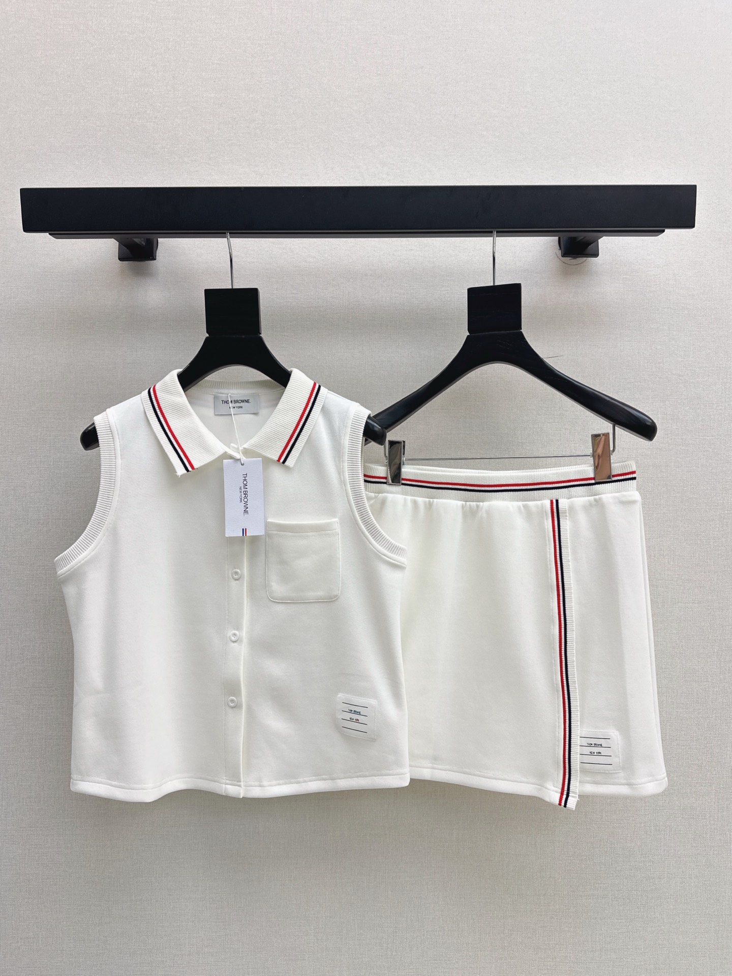 NO:418349,TB 25Ss————The latest casual age-reducing suit for spring and summer, sleeveless lapel top + skirt, exquisite details, every piece is full of surprise, high fashion craftsmanship, outstanding style, no pick on body shape, practical and versatile, Combination of comfort and function, one set, two colors for sale in stock, sml, skirts, alexander wang19860909TB 25Ss————春夏最新款休闲减龄套装无袖翻领上衣+半裙 细节精致 每一件到手都是惊喜满溢 高级时装工艺 版型绝绝子 不挑身材 实用百搭 舒适与功能相结合 一套出 两色现货发售sml,,skirts,alexander wang,Women's clothing