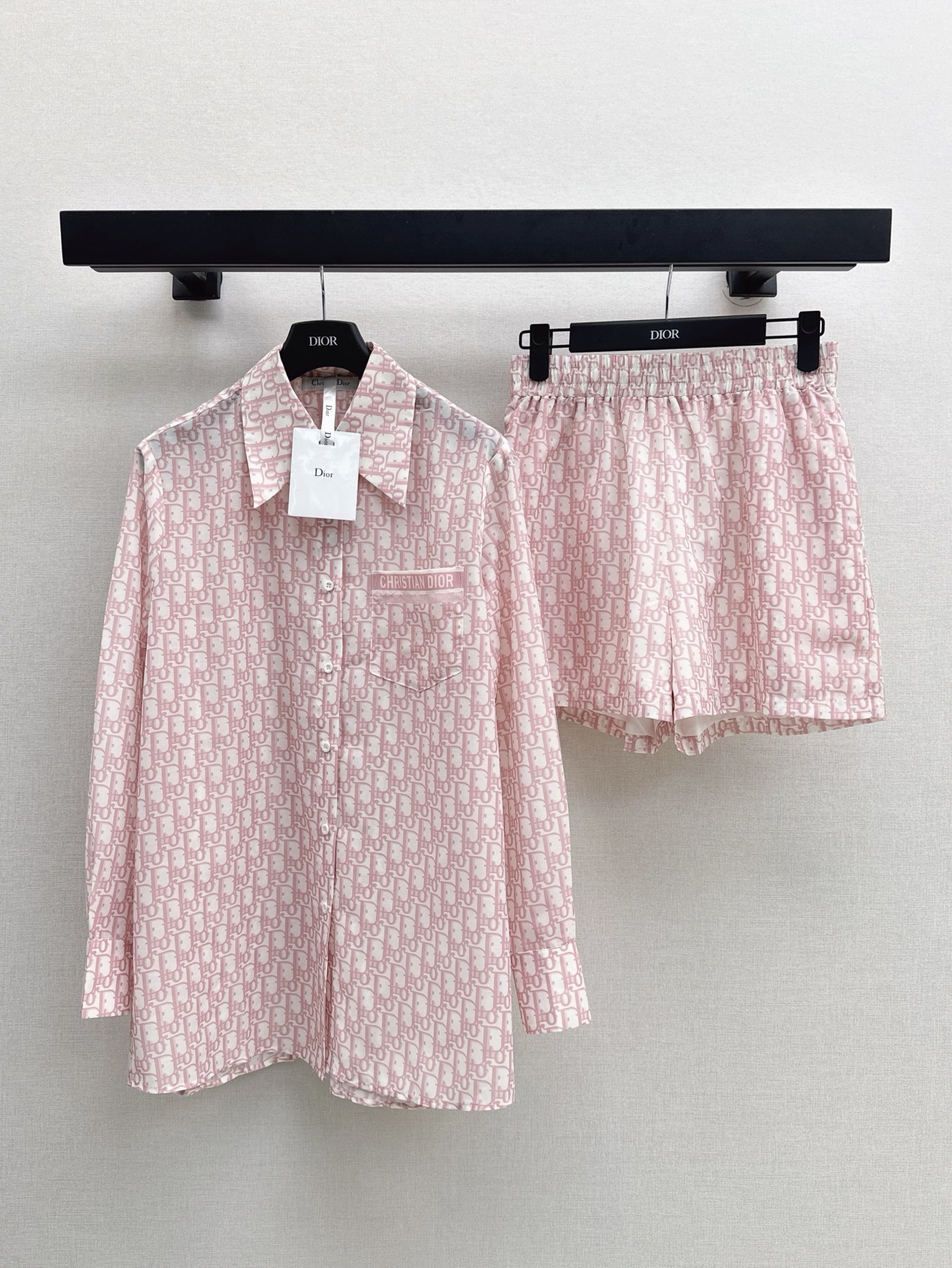 NO:420221,CD 25Ss————The latest classic presbyterian suit in spring and summer. Shirt + shorts. The upper body is full of fashionable and high-end feeling. Huge and cool. It has aura. Ultra-thin fabric. The texture is very fashionable and high-end. The color is super positive. The upper body looks white and slim. The classic series with beauty. Walking with wind, the upper body is fully open. The length is just right. SML. One set. Two colors are available in stock. SML. SML. Shorts, shirts, alexander wang.19860909CD 25Ss————春夏最新款经典老花套装 衬衫+短裤 上身就是满满的时髦高级感 巨拉风 自带气场 超轻薄面料 质感很奈斯 时髦又高级 颜色超级正 上身显白又显瘦 自带美感的经典系列 走路都带风上身气场全开 长度恰到好处 SML 一套出 两色现货发售sml,,shorts,shirts,alexander wang,Women's clothing