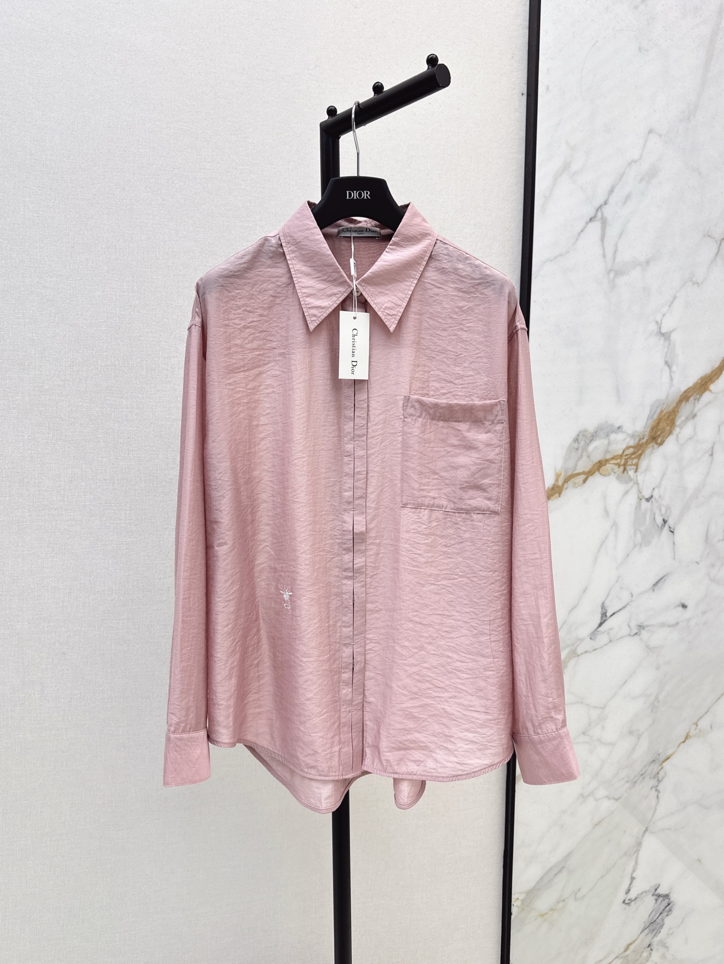 NO:420213,CD 25Ss————The latest spring and summer front bee embroidered decorative shirt is a fashionable outfit for daily life and a must-have for commuting. A particularly versatile shirt with a temperament on the upper body. Three colors are available for sale in stock. Shirts, alexander wang19860909CD 25Ss————春夏最新款前面蜜蜂绣花装饰衬衫 是日常时髦的穿搭 也是简洁得体的通勤必备 特别百搭的一件衬衫 上身自带气质感 三色现货发售sml,,shirts,alexander wang,Women's clothing