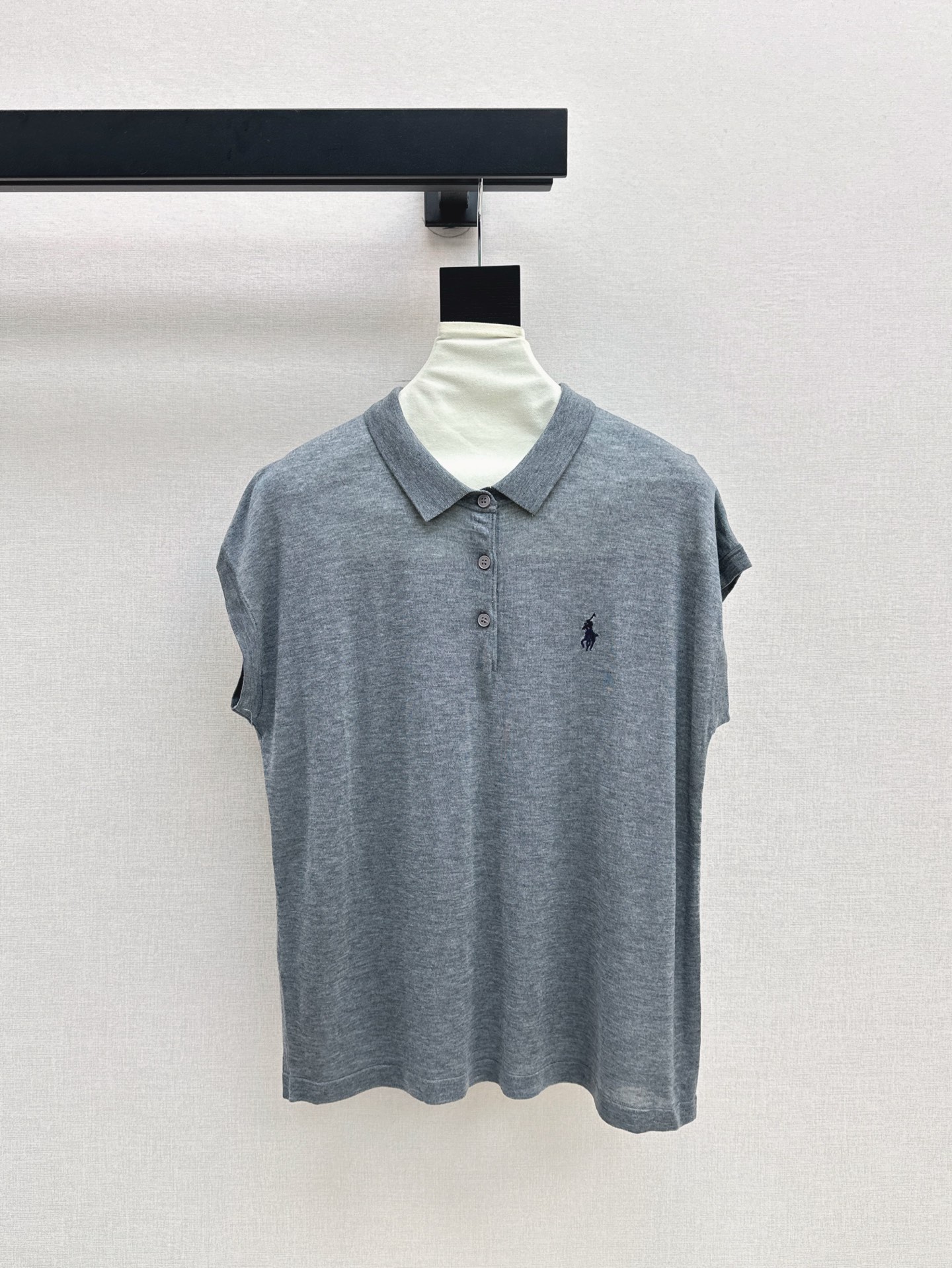 NO:420178,Exclusive model ~ RL 25Ss————The latest spring and summer age-reducing lapel sweater daily necessities, a fashion element that never goes out of date~~ Logo embroidery is exquisite, casual and high-end!  A knitted quality T-shirt is beyond the reach. It can be easily done with jeans and goes on a date and shopping!  Four colors spot sale sml, jeans,tees,t-shirt,alexander wang19860909独家款～ RL 25Ss————春夏最新款减龄翻领针织衫日常必备款 永不过时的时尚元素～～logo刺绣精致大牌 休闲也高级！ 针织的品质感T恤是望尘莫及的 搭配牛仔裤约会逛街都能轻松搞定！四色现货发售sml,,jeans,tees，t-shirt,alexander wang,Women's clothing