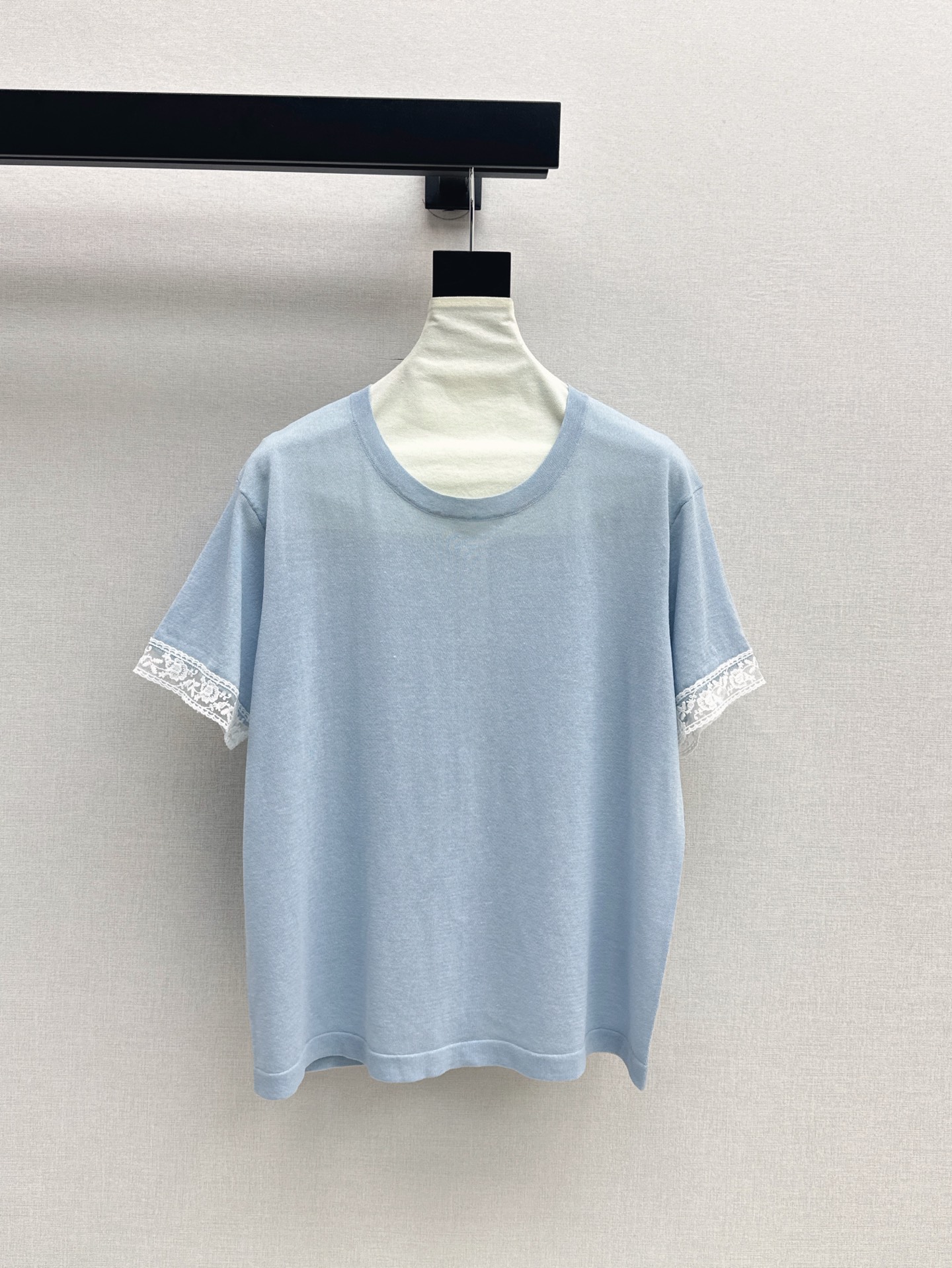 NO:420168,Exclusive model ~ Fashionable niche design 25Ss————The latest spring and summer spliced ​​lace sweater is full of fashion sense. Super easy to match. You can become a fashion expert whether you wear it alone or as an inner wear. Three-color spot sml, alexander wang19860909独家款～ 时髦小众设计 25Ss————春夏最新款拼接蕾丝针织衫时尚感爆棚 超好搭配 无论单穿还是当内搭都能成为时尚达人 三色现货发售sml,,alexander wang,Women's clothing