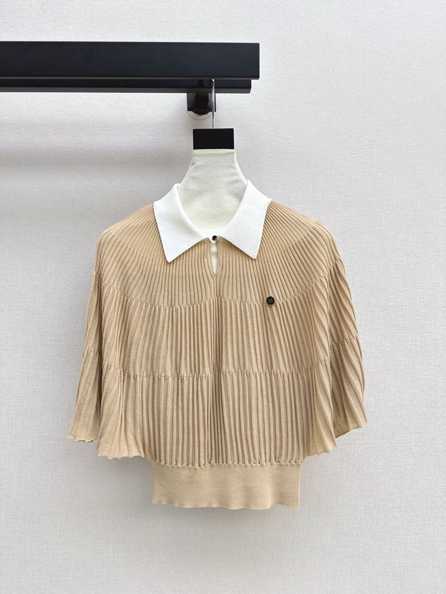 NO:420217,Exclusive model~ Miu 25Ss————The latest spring and summer age-reducing cape-style sweater is a must-have for everyday fashion elements~~ Logo brooch is exquisite and casual and high-end!  A knitted quality T-shirt is beyond the reach. It can be easily done with jeans and goes on a date and shopping!  Two-color spot sale sml, miumiu, jeans, tees, t-shirt, brooch, breastpin, alexander wang19860909独家款～ Miu 25Ss————春夏最新款减龄斗篷式针织衫日常必备款 永不过时的时尚元素～～logo胸针精致大牌 休闲也高级！ 针织的品质感T恤是望尘莫及的 搭配牛仔裤约会逛街都能轻松搞定！两色现货发售sml,,miumiu,jeans,tees，t-shirt,brooch，breastpin,alexander wang,Women's clothing