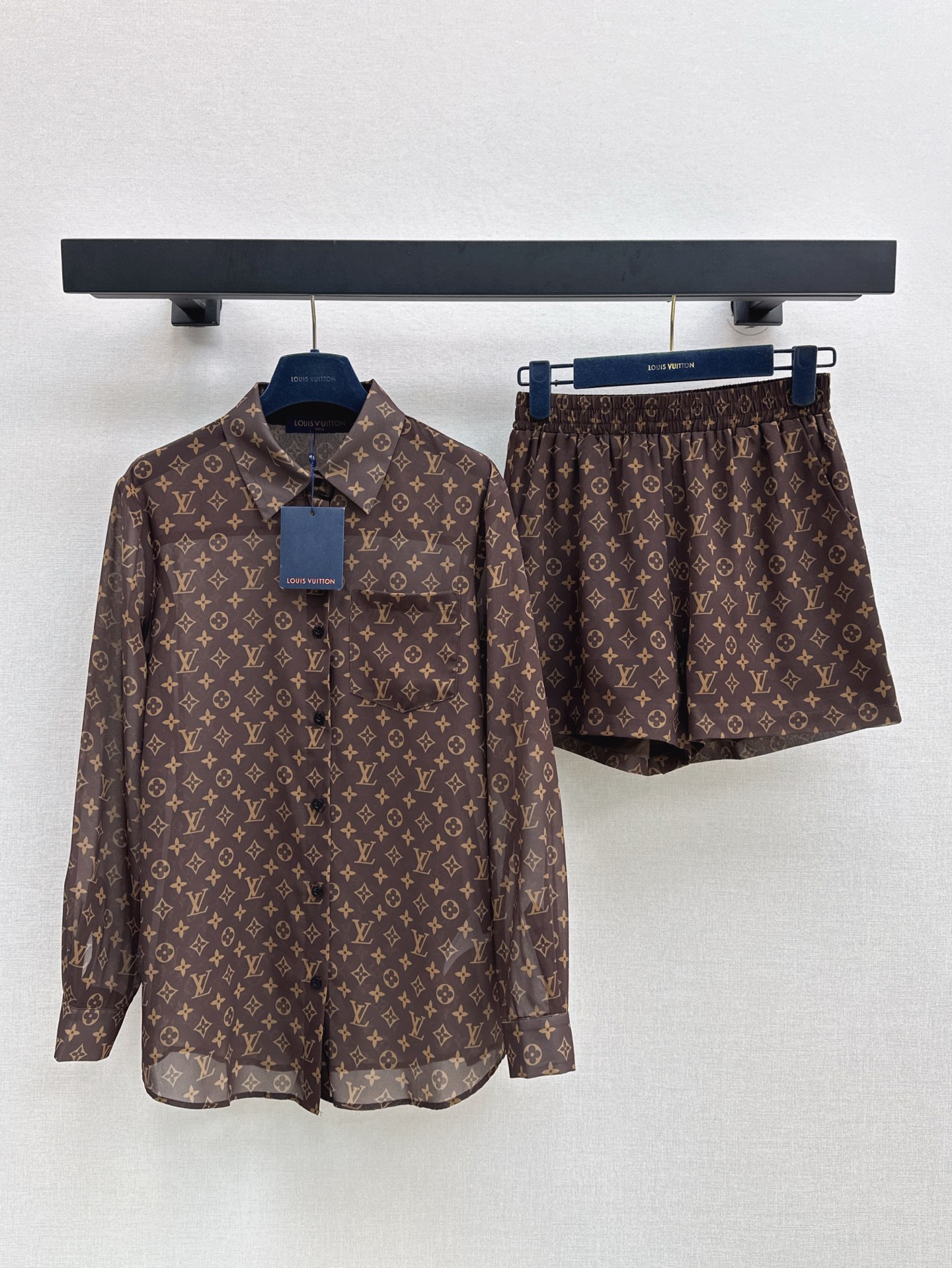 NO:422094,L family 25Ss————The latest classic logo for spring and summer, the old-fashioned suit shirt + shorts, the upper body is full of fashionable and high-end feeling, the cool style, the own aura, the ultra-light fabric, the texture is very nasty, fashionable and high-end color, the upper body looks white and slim, the classic series with its own beauty, the upper body is full of aura, the length is just right, one set, one color is available in stock, sml, louis vuitton, shorts, shirts, alexander wang19860909L家 25Ss————春夏最新款经典logo老花套装衬衫+短裤 上身就是满满的时髦高级感 巨拉风 自带气场 超轻薄面料 质感很奈斯 时髦又高级 颜色超级正 上身显白又显瘦 自带美感的经典系列 走路都带风上身气场全开 长度恰到好处 一套出 一色现货发售sml,,louis vuitton,shorts,shirts,alexander wang,Women's clothing