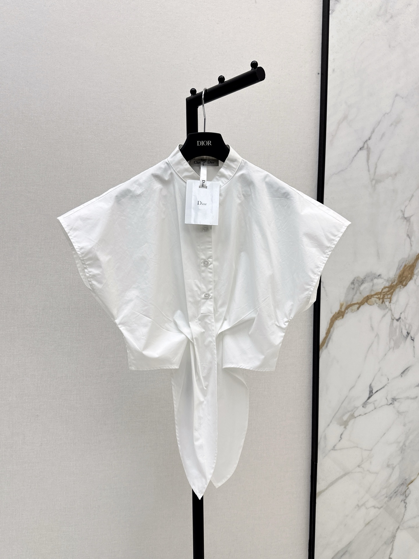 NO:422139,CD 25Ss————The latest versatile lace-up shirt for spring and summer + mid-pants Custom fabric texture comfortable, moisture-absorbing and breathable Short wide-sleeved shirt cut to create a relaxed vacation. Pure white and plain color are simple and fashionable. The center hem is lit with laces to easily show style. Match with the same series of mid-pants. The waist buckle is convenient to adjust. Wide legs are straight. Slimming and long legs are slimming. Complete sets are full of casual style. One color is developed. SML shirts are available in stock. Shirts, alexander wang.19860909CD 25Ss————春夏最新款百搭套装系带衬衫+ 中裤 定制面料质感舒适 吸湿透气 短款阔袖衬衫裁剪 打造度假松弛感 通体纯白素色简约时尚 居中下摆以系带点亮设计 轻松彰显风范格调 搭配同系列中裤 腰间系扣调节便利 阔腿直筒 显瘦超显腿长 成套穿搭满满休闲风格 一色分开发 现货发售sml 衬衫,,shirts,alexander wang,Women's clothing